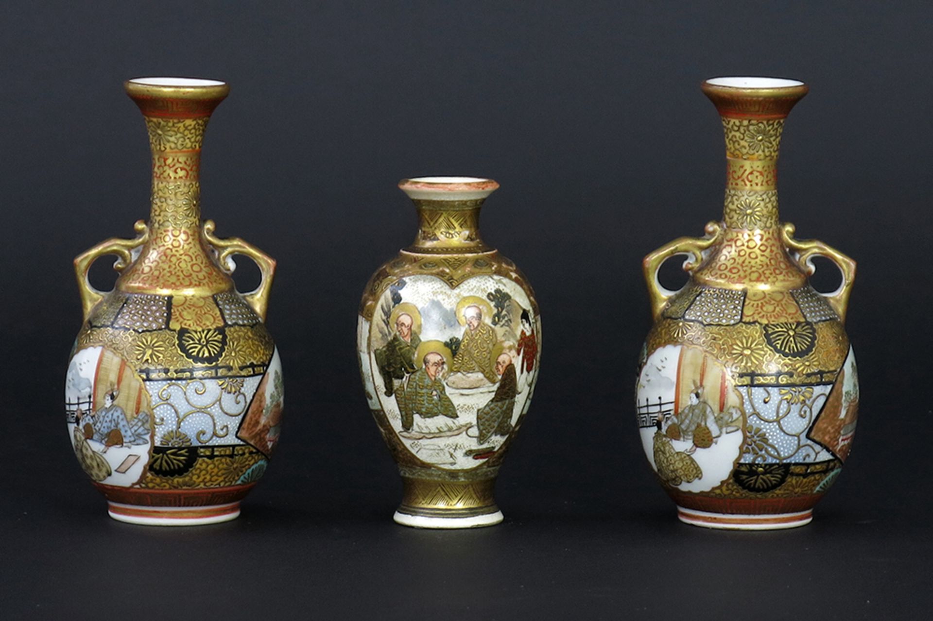 three small antique vases in Japanese Satsuma ceramic || Lot (3) antieke Japanse Satsuma met een - Bild 2 aus 3
