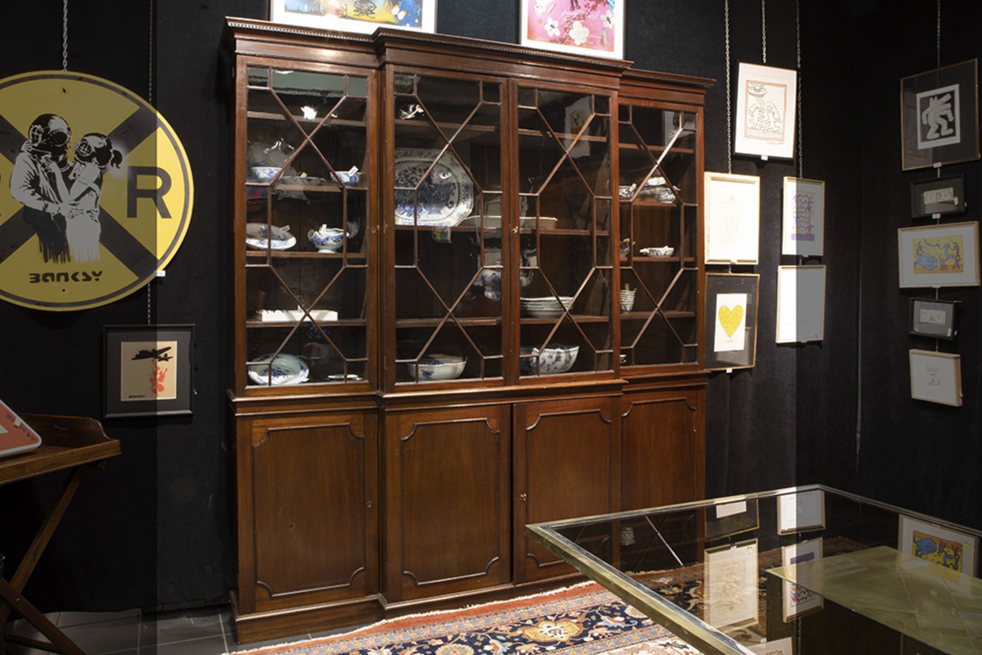 antique English breakfront library bookcase in mahogany || Antiek Engels bibliotheekmeubel met