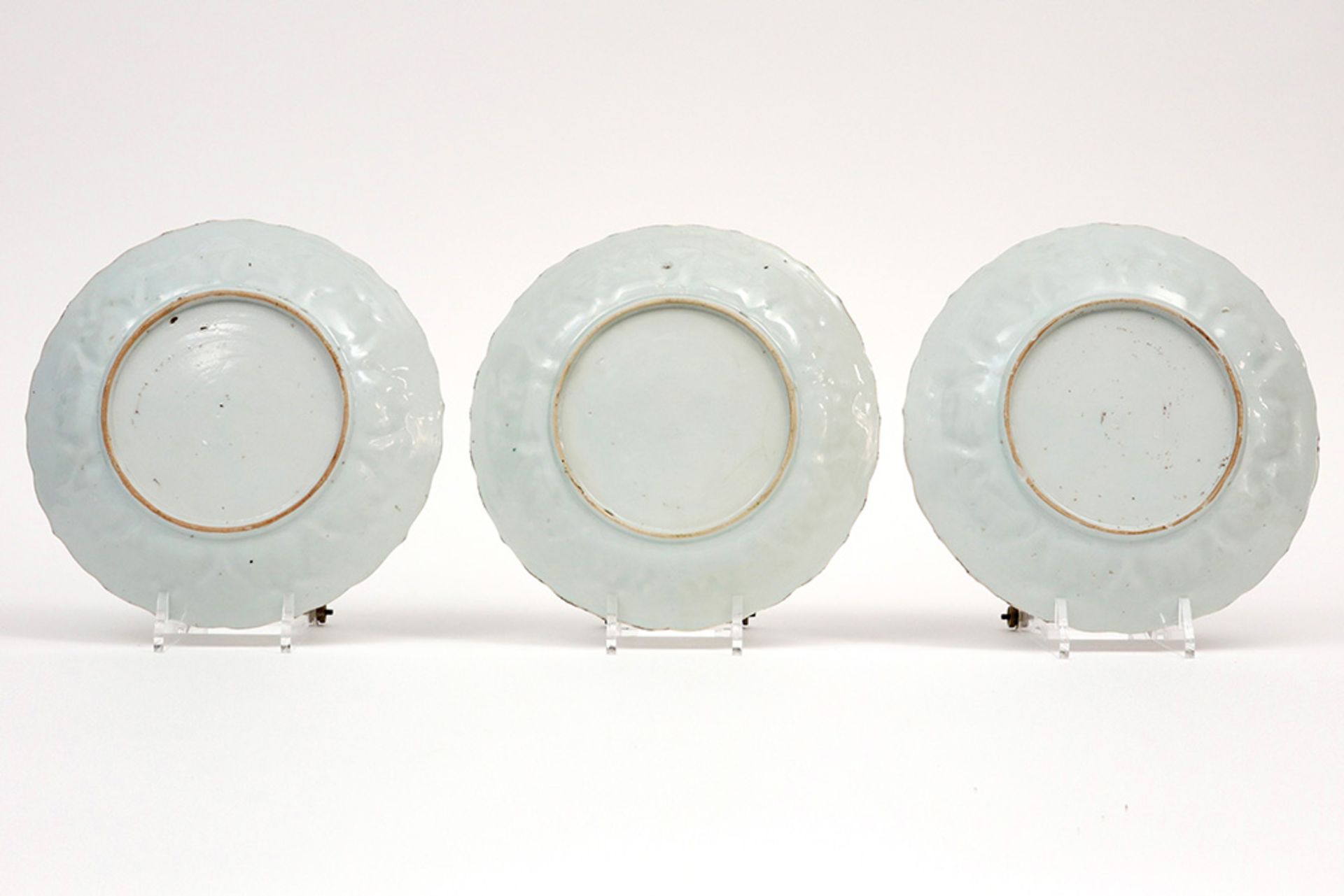 set of three 18th Cent. Chinese dishes in porcelain with a 'Famille Rose' flowers decor || Set van - Image 2 of 2