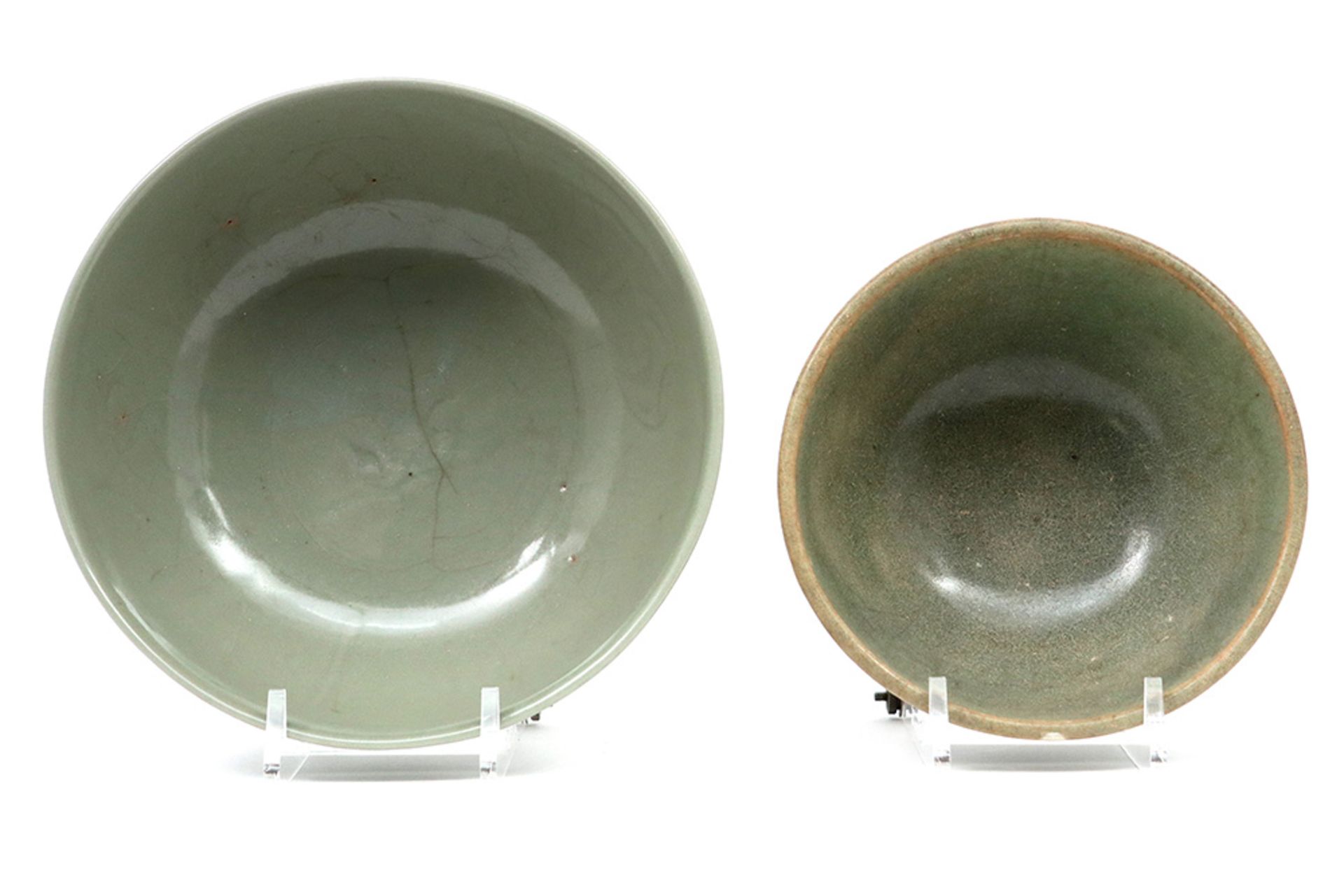 two antique oriental celadon bowls, one probably 15th/16th Cent. Siamese Phan || Lot van twee - Image 4 of 6
