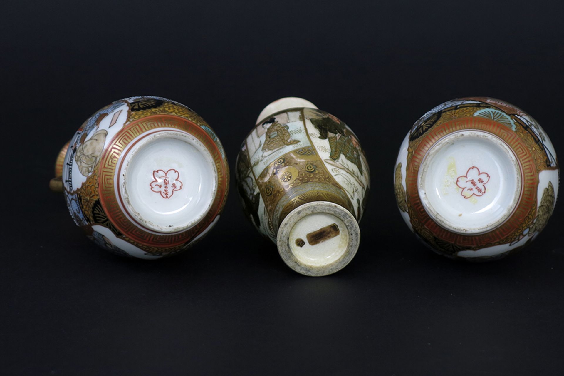 three small antique vases in Japanese Satsuma ceramic || Lot (3) antieke Japanse Satsuma met een - Bild 3 aus 3