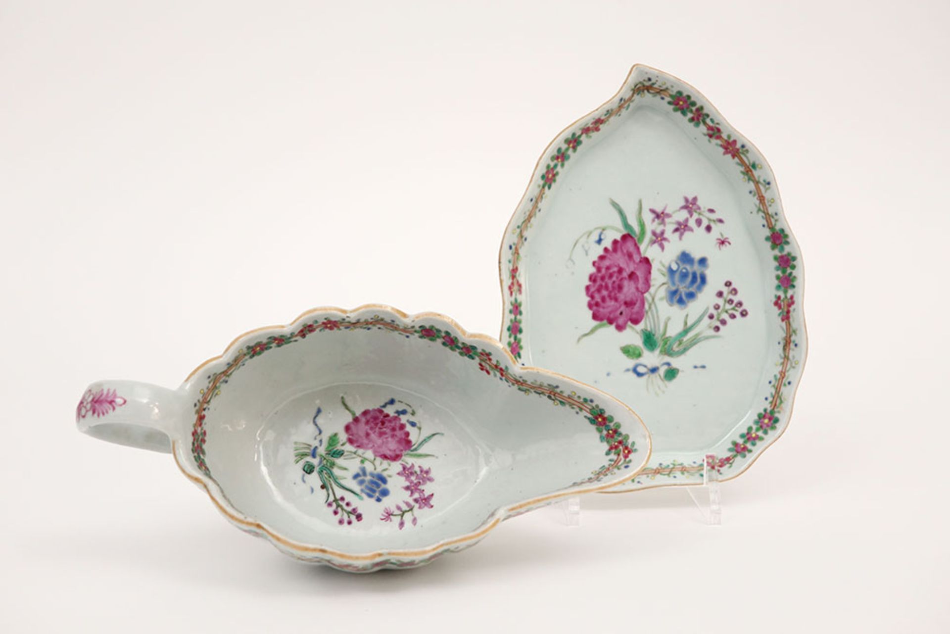 set of a 18th Cent. Chinese sauce boat and its dish in porcelain with a 'Famille Rose' flowers decor - Image 2 of 4