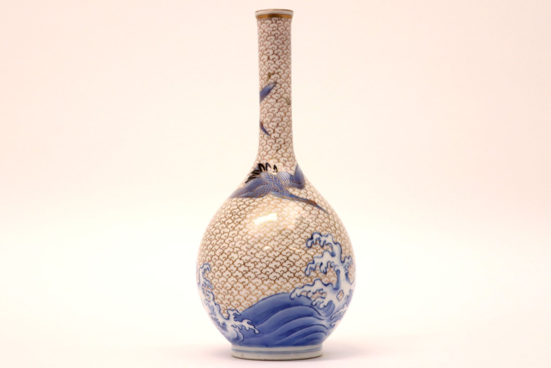 Japanese vase in marked porcelain with cranes above the sea || Japanse vaas in gemerkt porselein met - Bild 2 aus 6