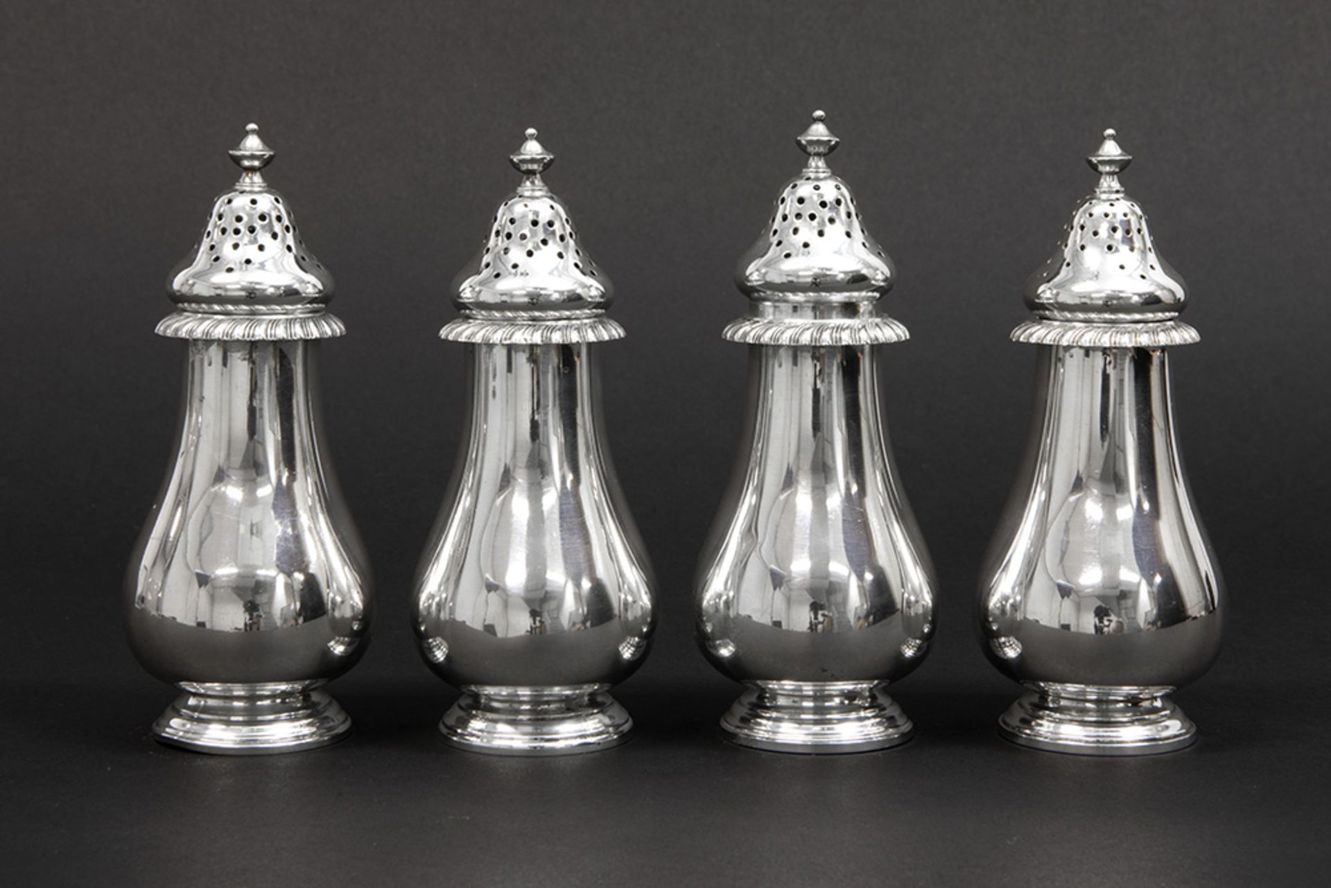 set of four Gorham signed and sterling marked silver casters || GORHAM serie van vier strooibussen - Image 2 of 3