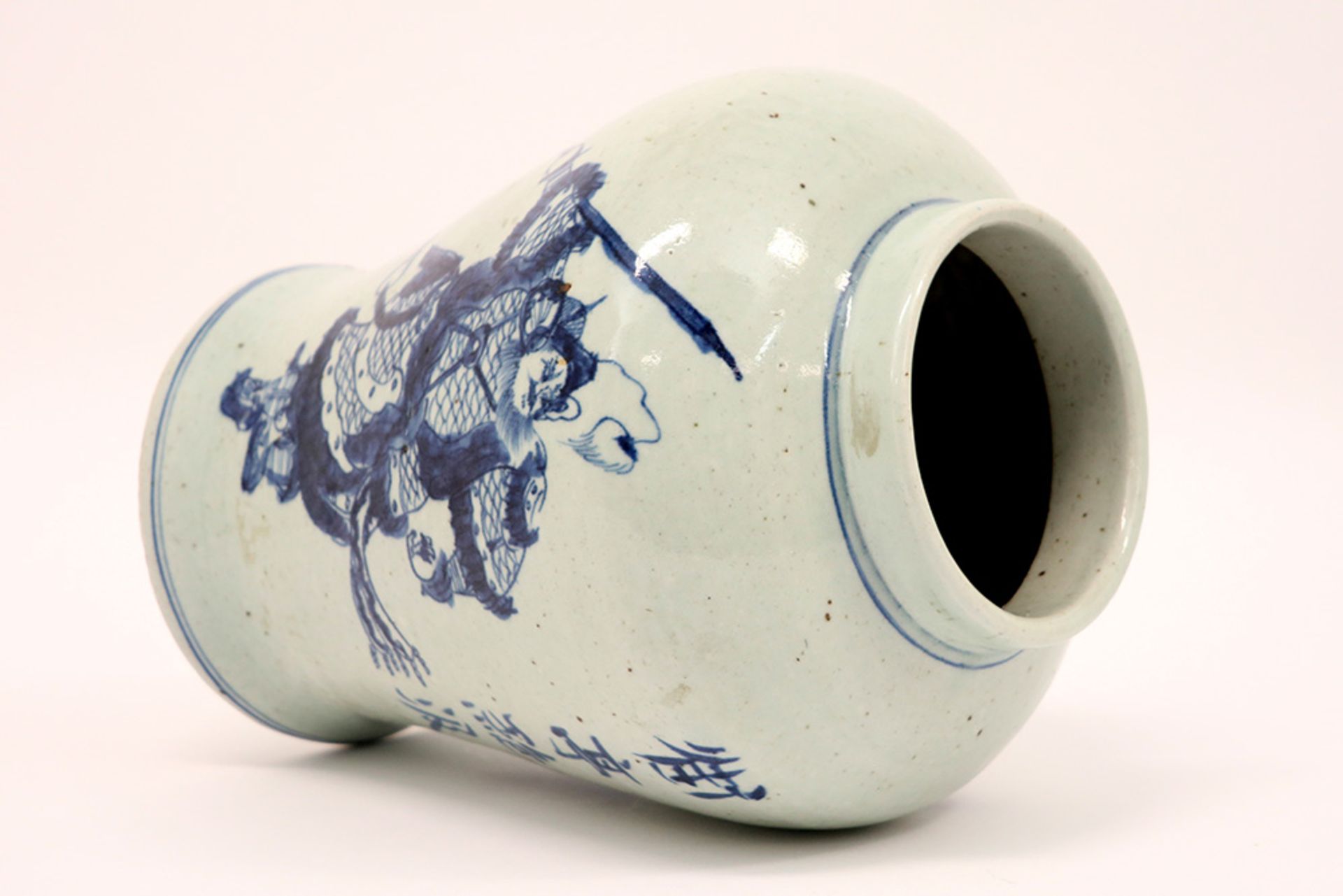 Chinese vase in marked porcelain with a blue-white warriors' decor || Chinese vaas in gemerkt - Image 5 of 7