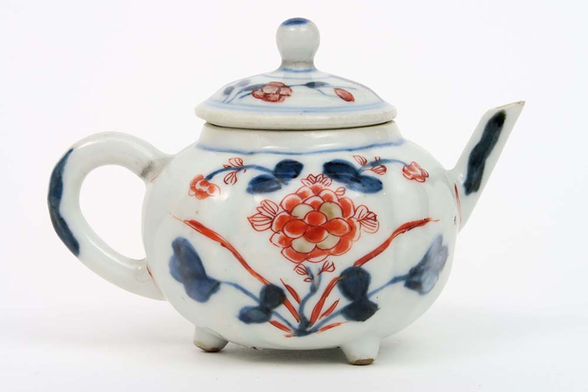 small 18th Cent. Chinese lidded tea pot in porcelain with an Imari flowers decor || Achttiende - Image 2 of 4