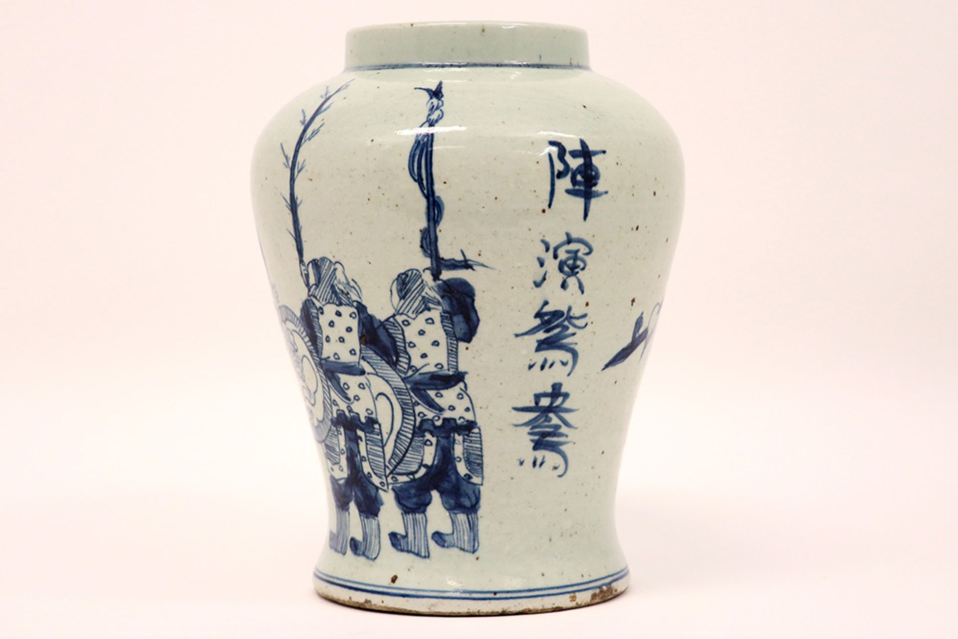 Chinese vase in marked porcelain with a blue-white warriors' decor || Chinese vaas in gemerkt - Image 2 of 7