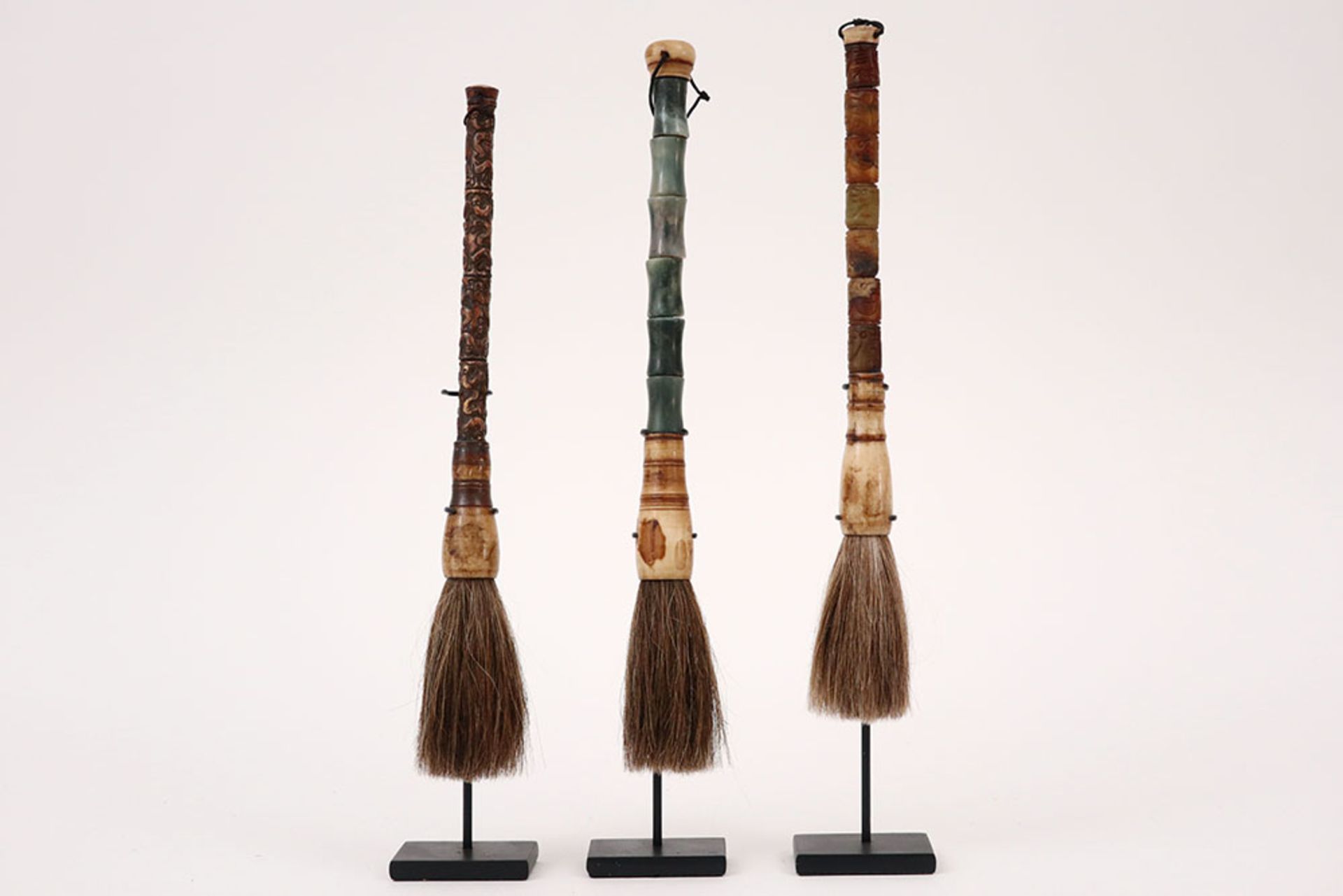 three Chinese brushes with nice grips || Lot van drie Chinese penselen met mooie grepen -