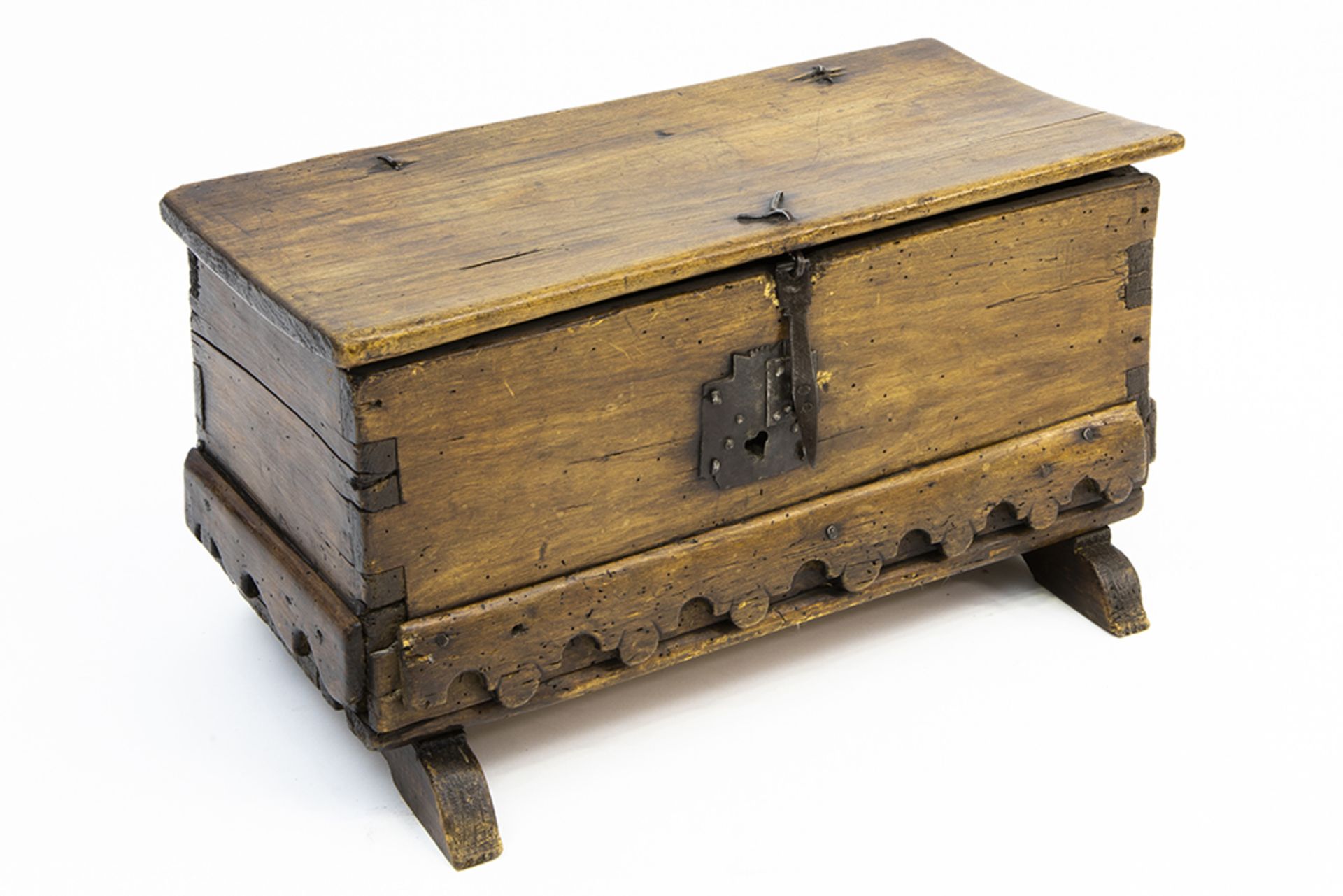 small antique fruitwood chest || Klein antiek koffertje in fruithout