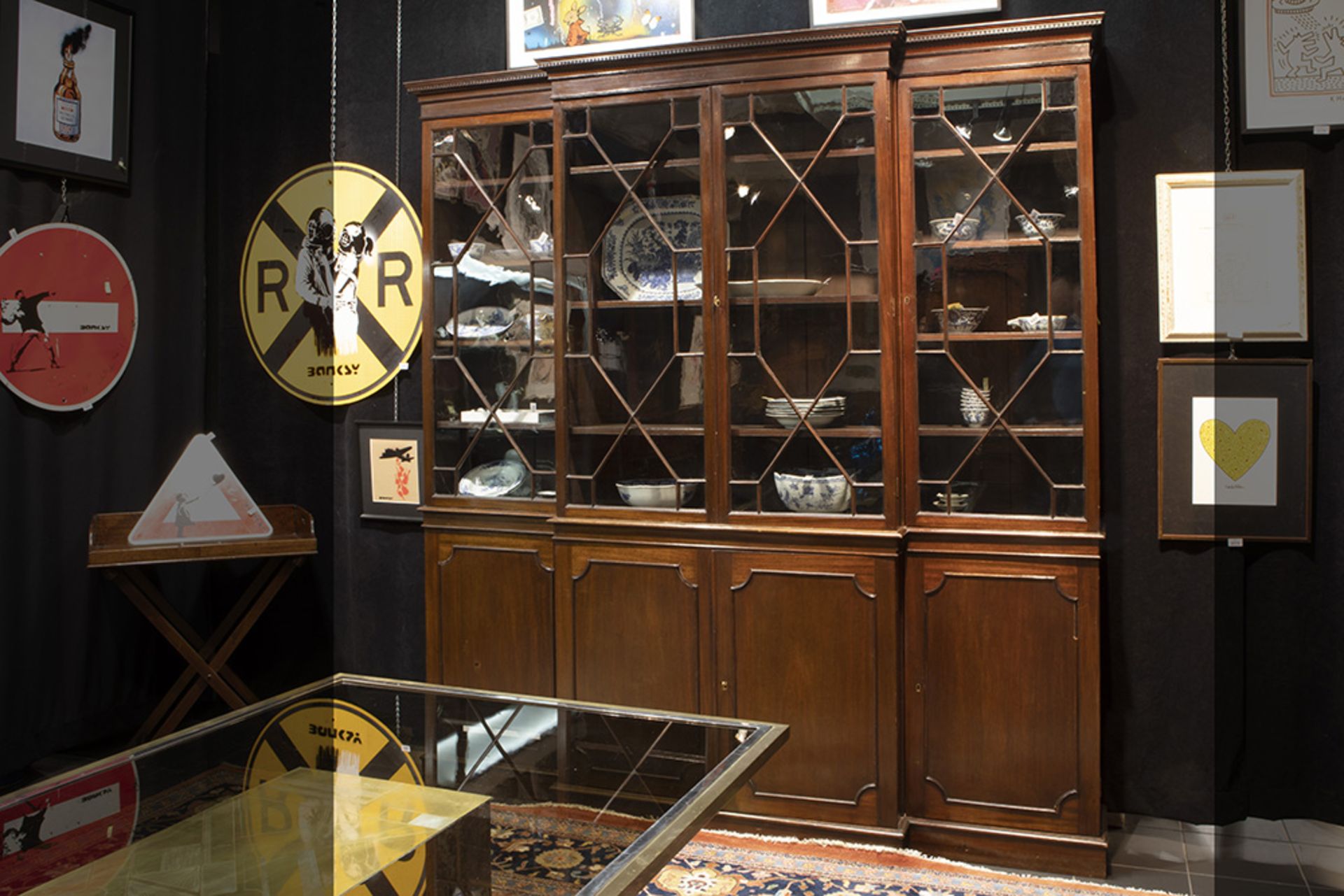 antique English breakfront library bookcase in mahogany || Antiek Engels bibliotheekmeubel met - Image 3 of 3