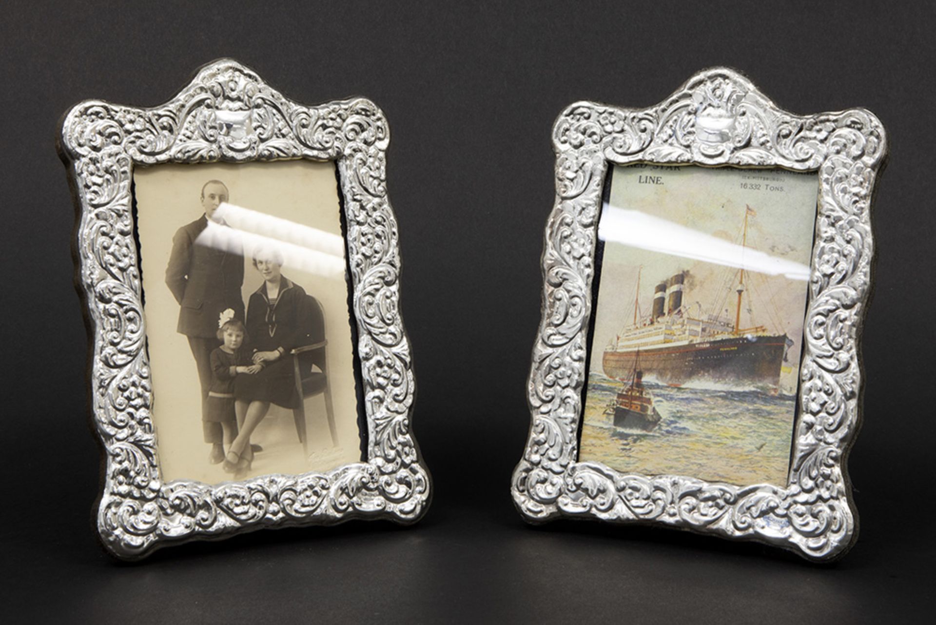 pair of English baroque style photo frames in marked silver || Paar Engelse barokke fotokaders in