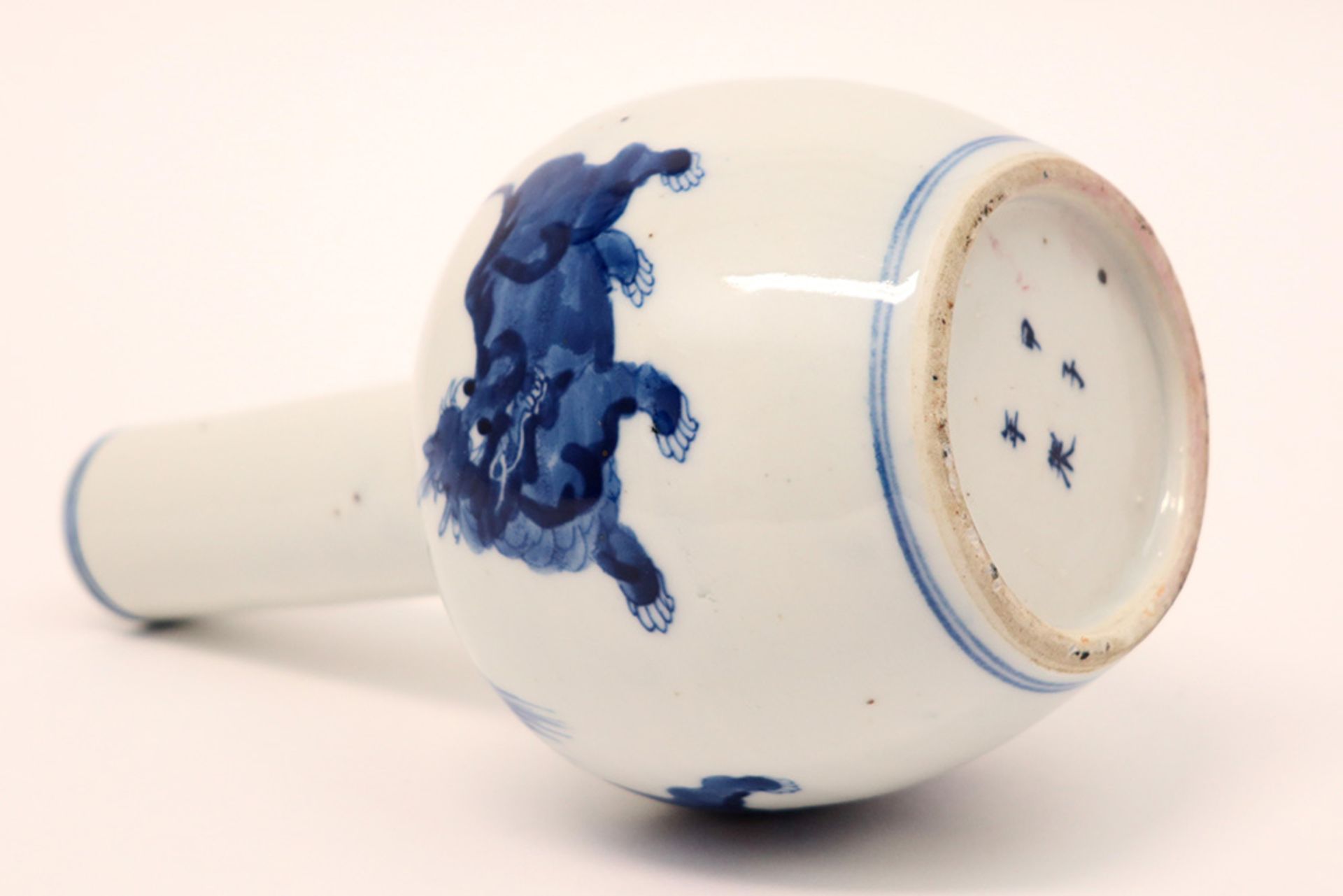 Chinese vase in marked porcelain with blue-white decor with fô dogs || Chinese vaas in gemerkt - Image 6 of 7