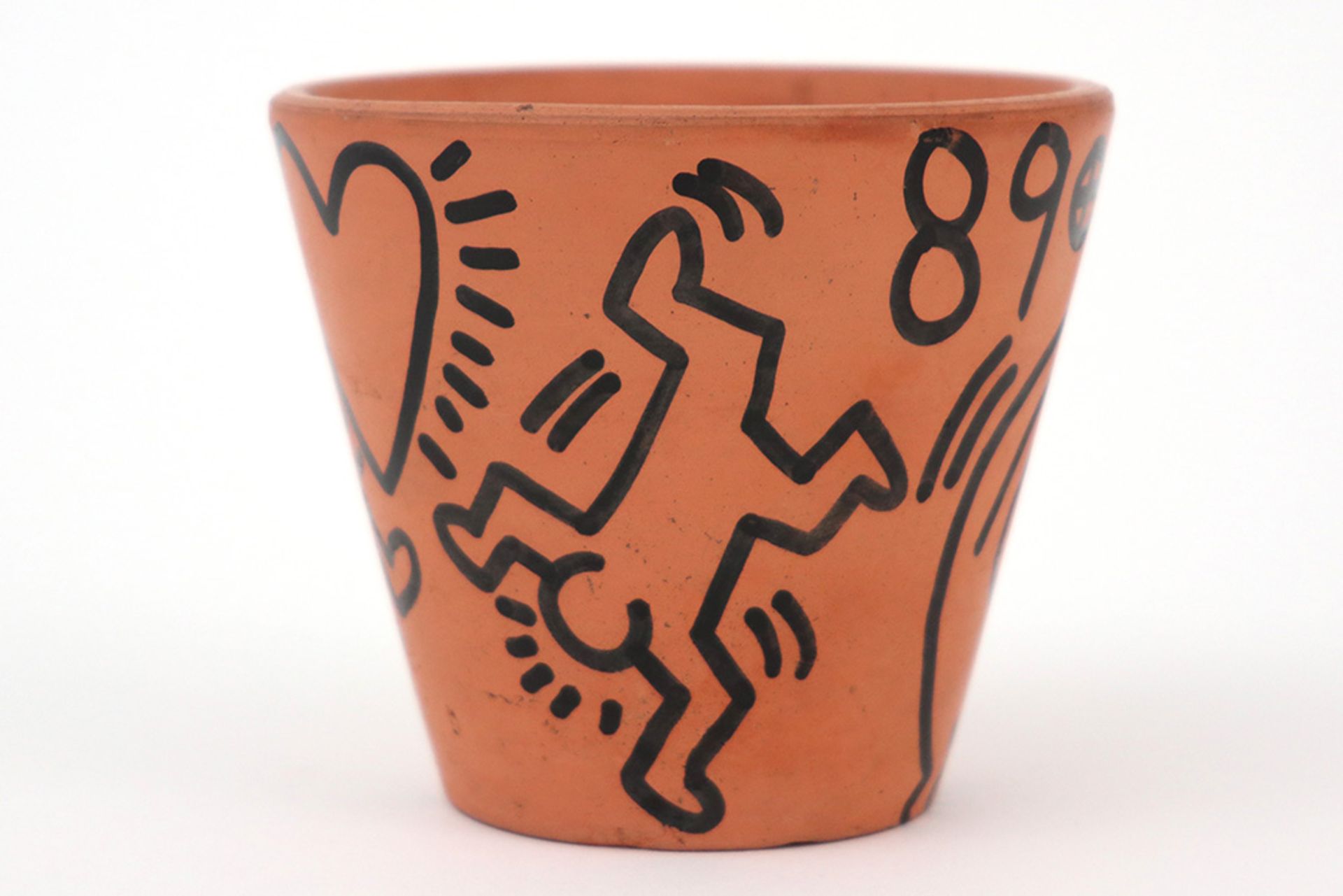 Keith Haring signed drawing in felt-tip pen on ceramic flower pot - dated (19)89 || HARING KEITH ( - Image 5 of 7