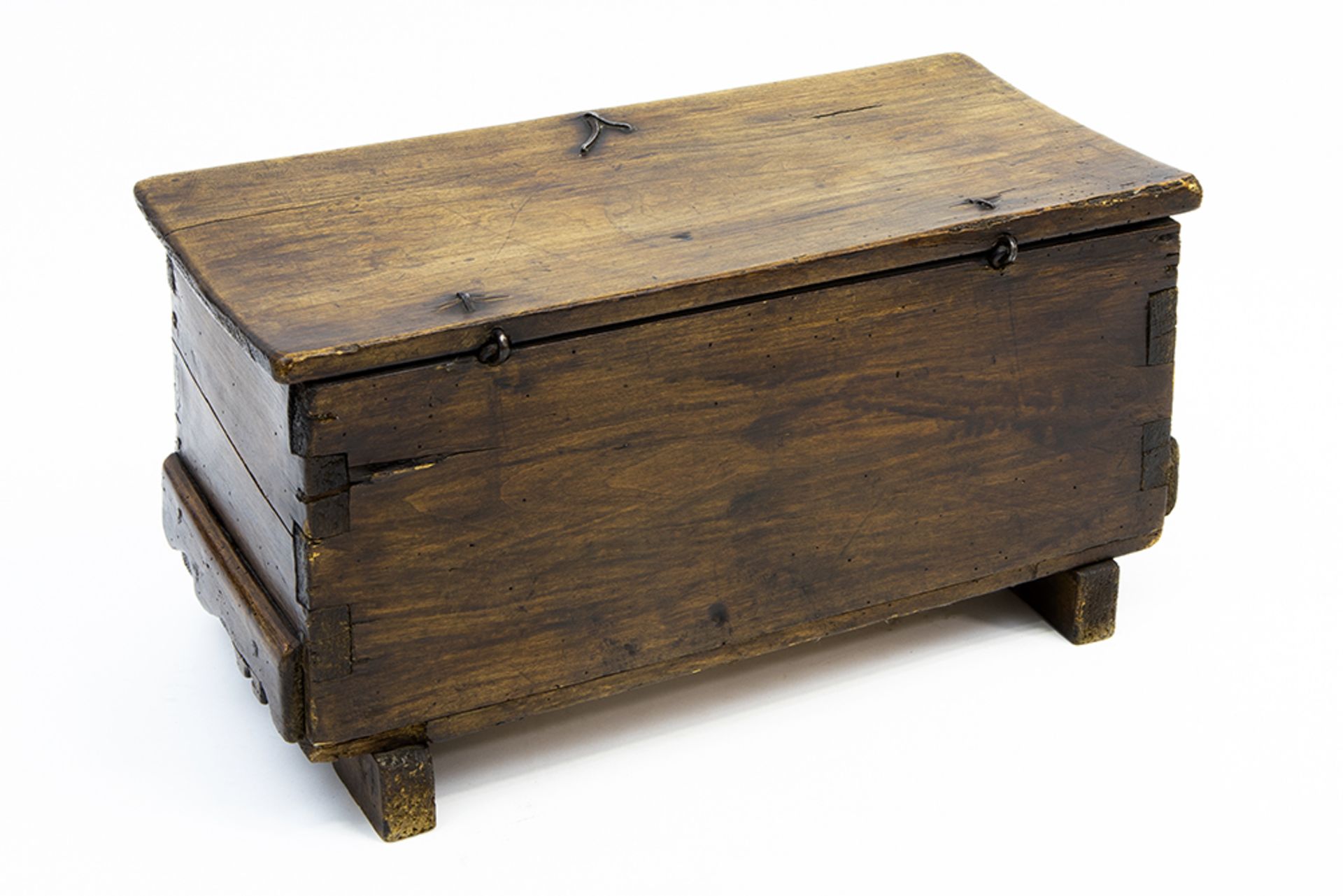 small antique fruitwood chest || Klein antiek koffertje in fruithout - Image 3 of 3