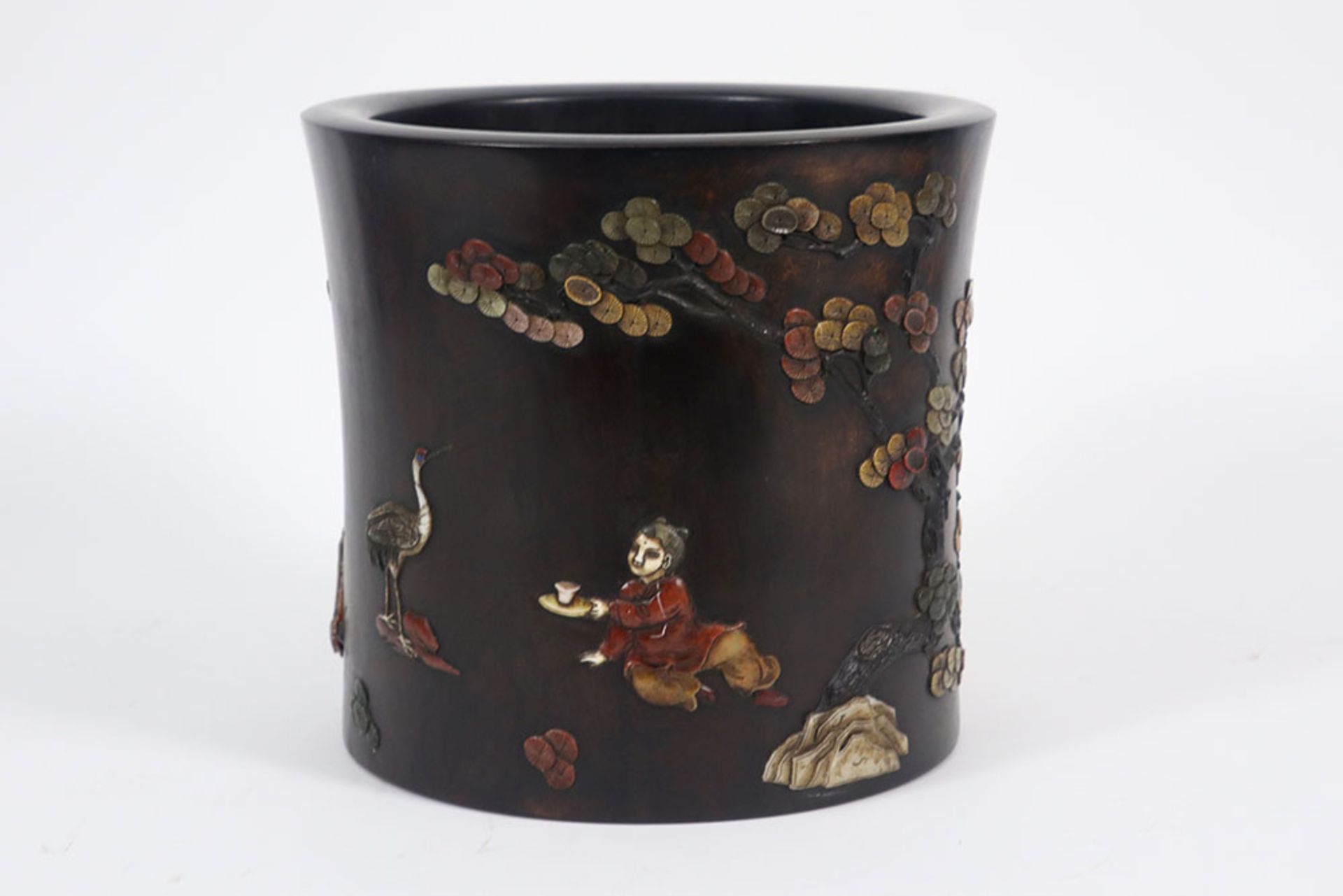 large Chinese brush pot in wood with inlay of mother of pearl and ivory || Vrij grote Chinese