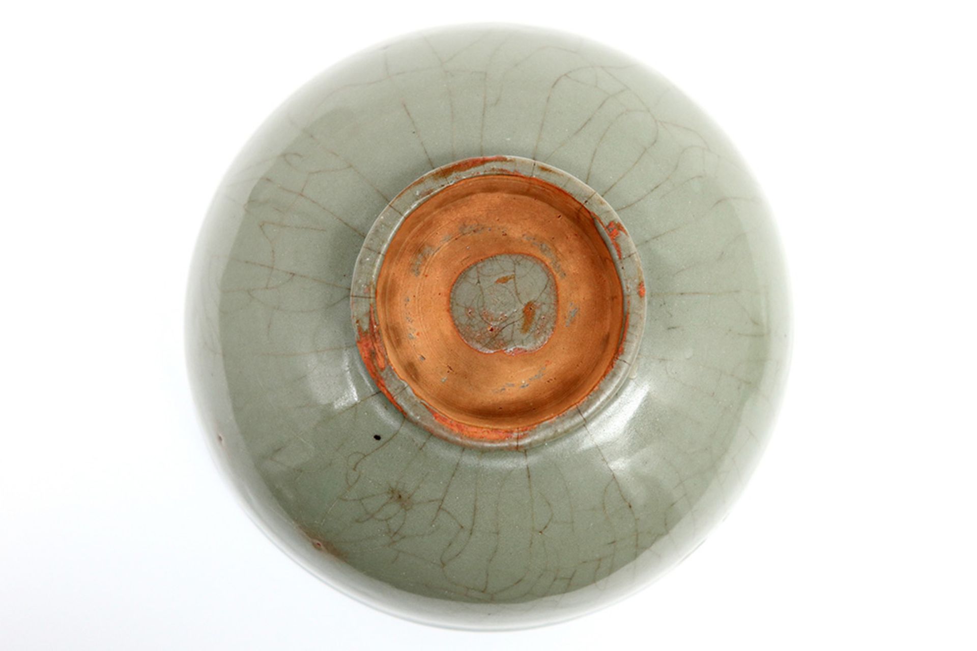 two antique oriental celadon bowls, one probably 15th/16th Cent. Siamese Phan || Lot van twee - Image 5 of 6