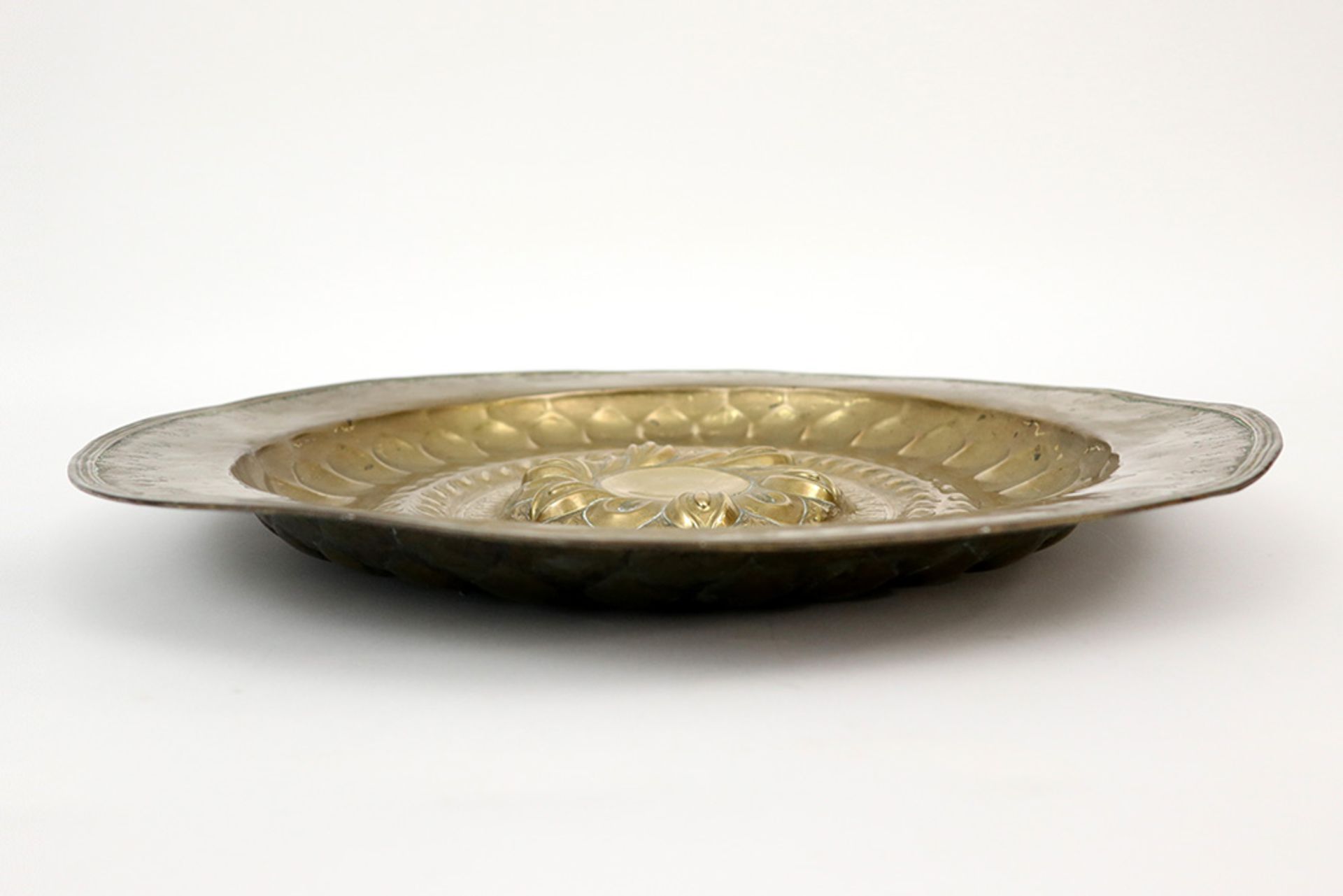 17th Cent. basin/offering dish in brass || Zeventiende eeuwse offerandeschaal in geel koper met - Bild 3 aus 3