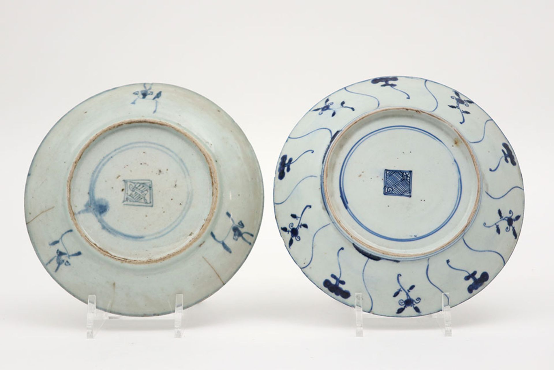 pair of Chinese plates in marked porcelain with a blue-white decor || Paar Chinese borden in gemerkt - Image 2 of 4