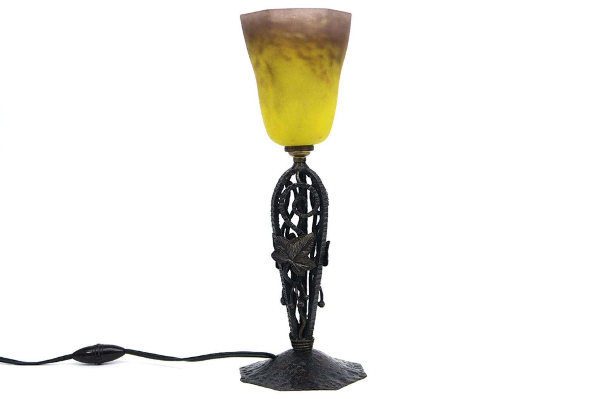 Primerose signed Art Deco lamp in wrought iron and pâte de verre || PRIMEROSE Franse Art Deco-lamp