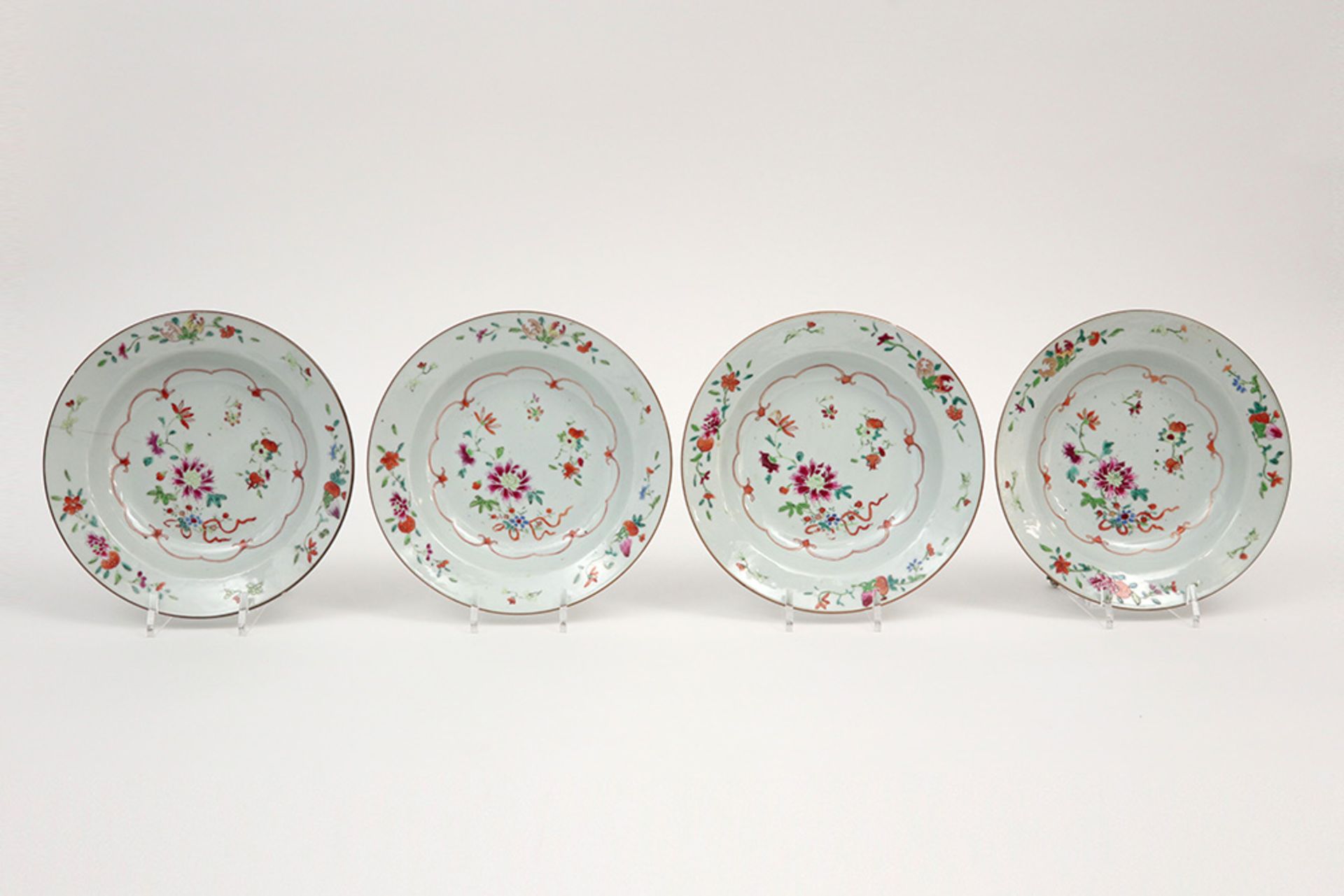 set of four 18th Cent. Chinese plates in porcelain with 'Famille Rose' flowers decor || Set van vier