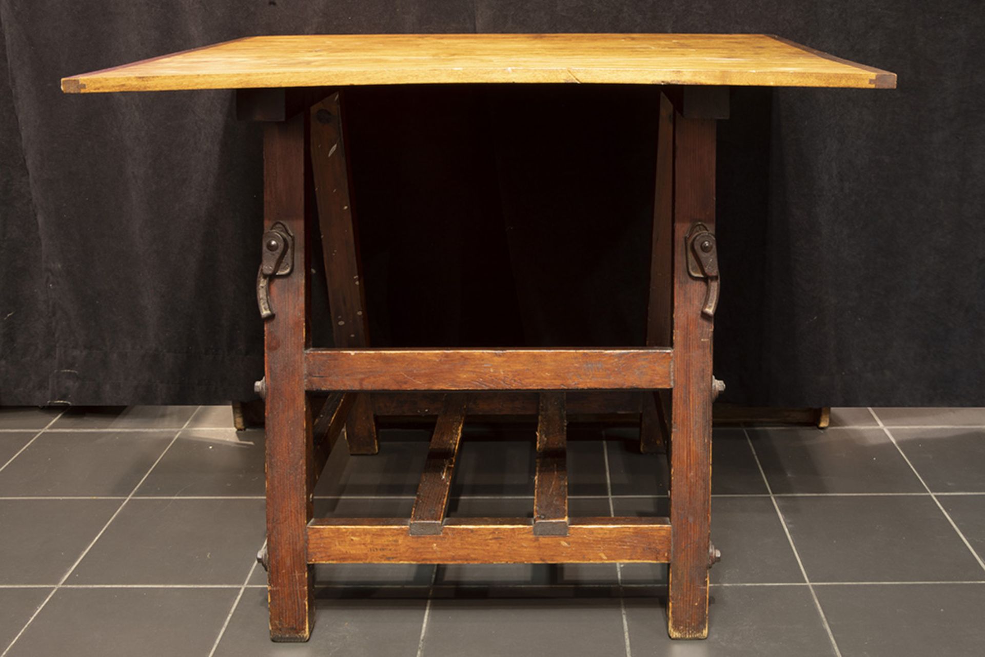 antique work table with trestle with nice iron mountings || Antieke werktafel met schraag met mooi - Image 2 of 2
