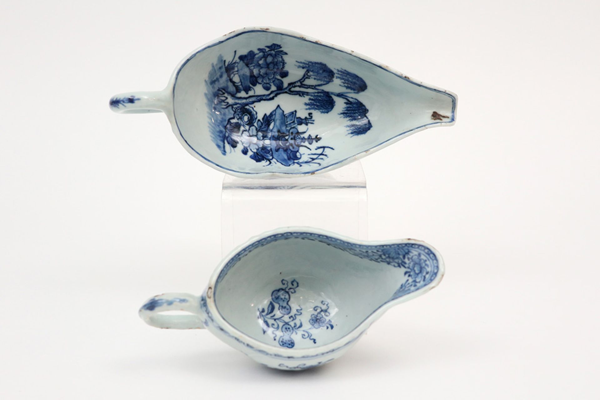 two 18th Cent. Chinese sauce boats in porcelain with blue-white decor || Lot van twee achttiende - Image 4 of 4