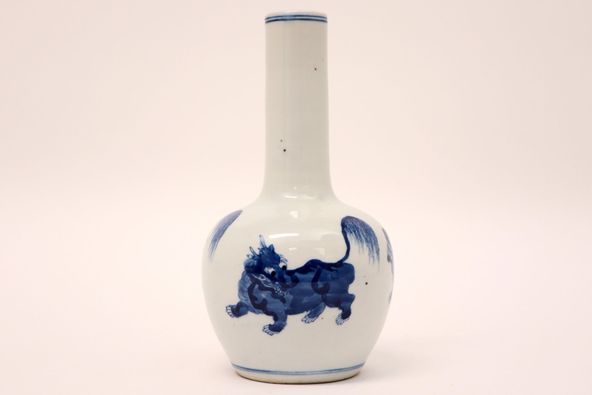 Chinese vase in marked porcelain with blue-white decor with fô dogs || Chinese vaas in gemerkt - Image 3 of 7