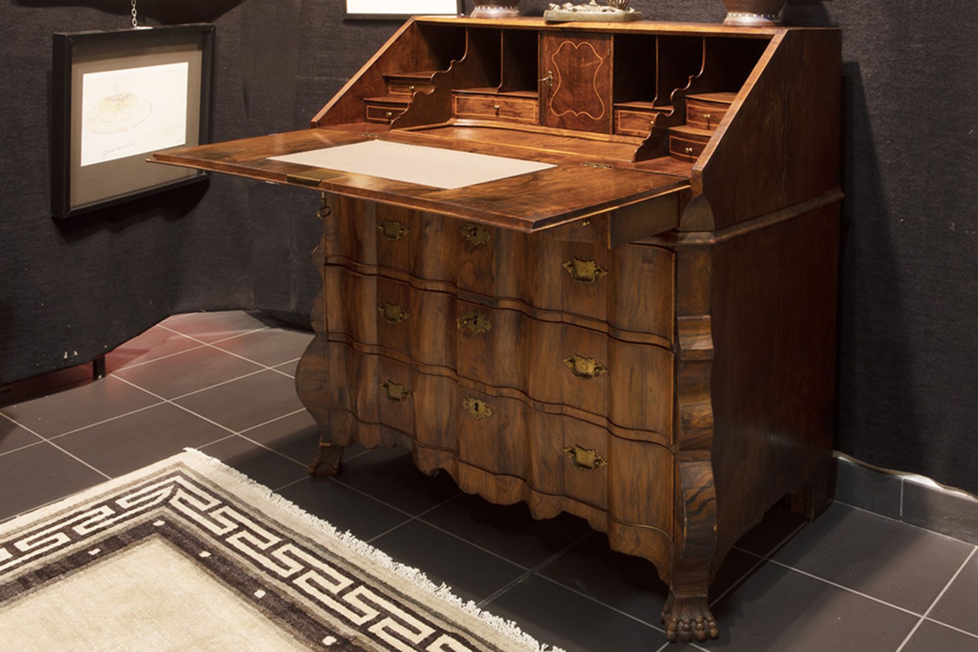 beautiful 18th Cent. Dutch bureau (with serpentine front) in burr of walnut and walnut || - Image 2 of 3