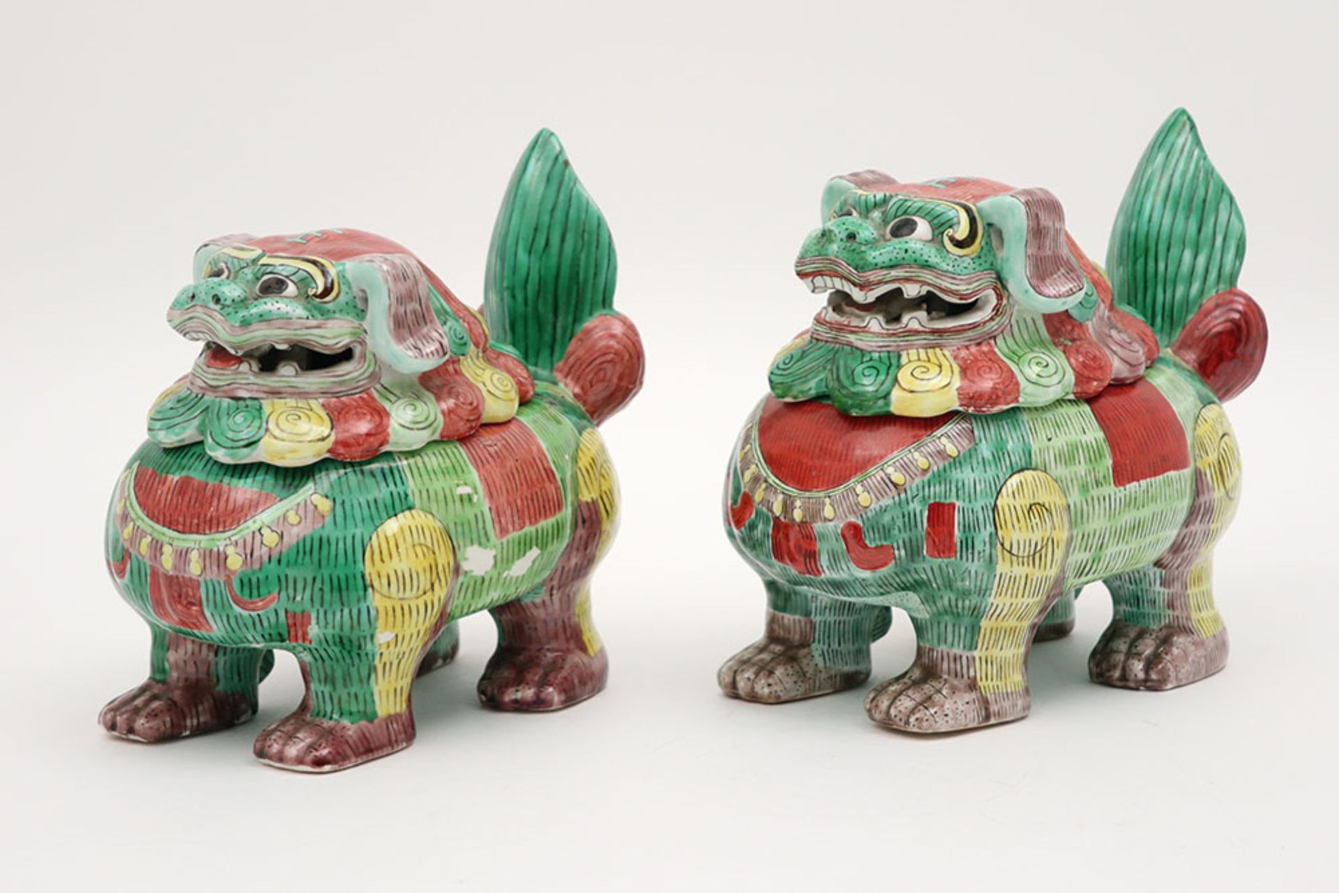 pair of Chinese fô dog shaped lidded tureens in porcelain with Famille Verte decor || Paar Chinese - Image 2 of 5