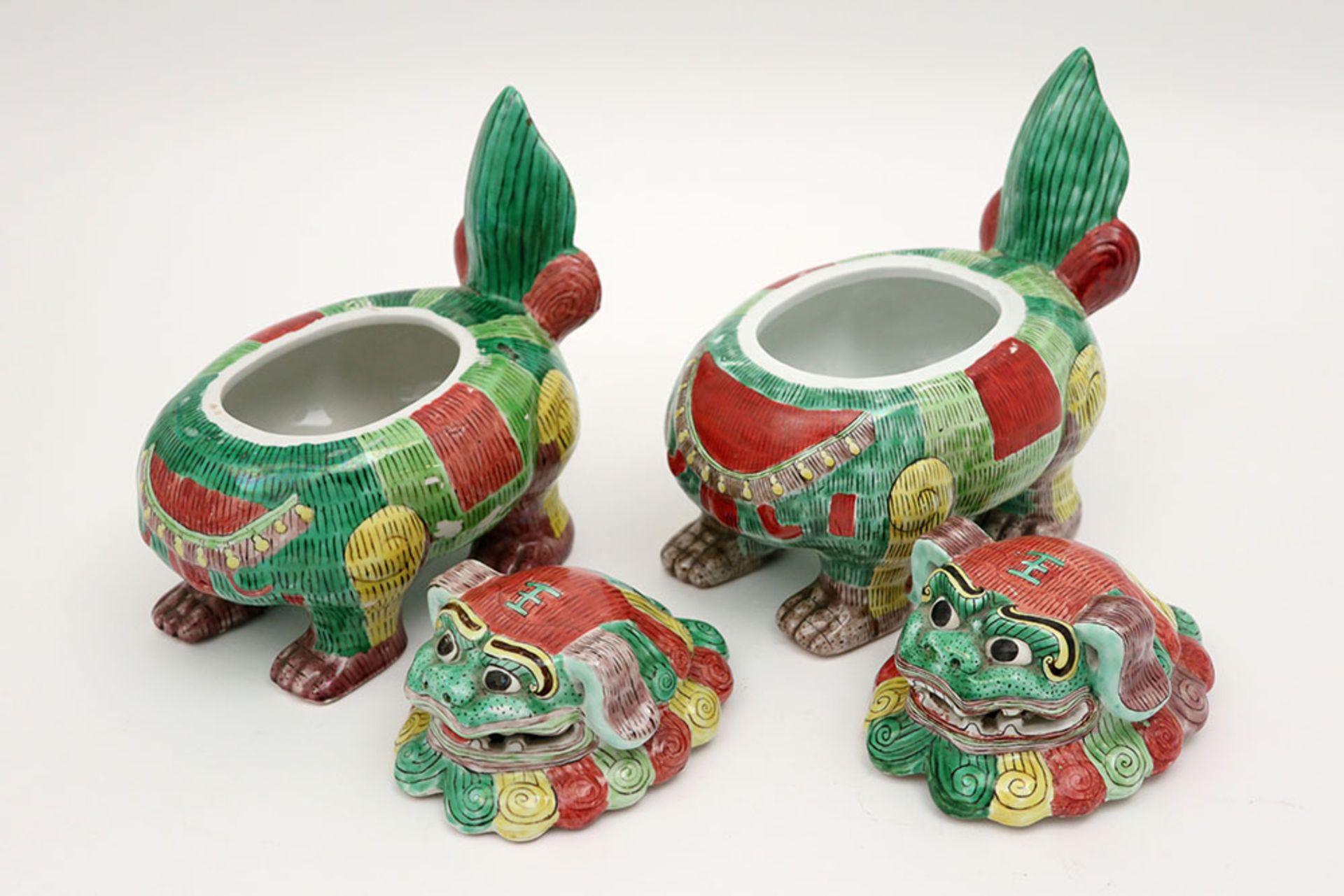 pair of Chinese fô dog shaped lidded tureens in porcelain with Famille Verte decor || Paar Chinese - Image 3 of 5