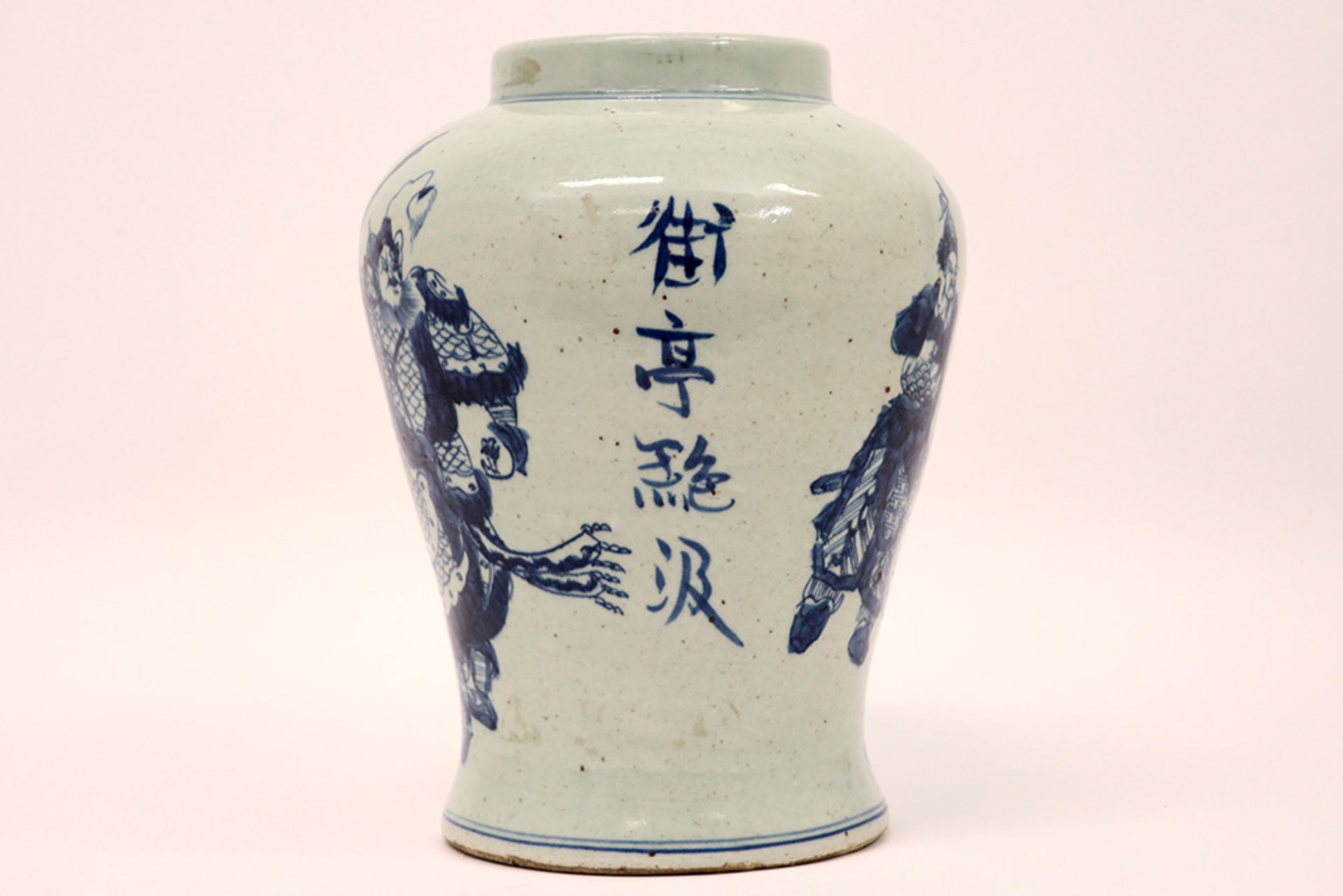 Chinese vase in marked porcelain with a blue-white warriors' decor || Chinese vaas in gemerkt - Image 4 of 7