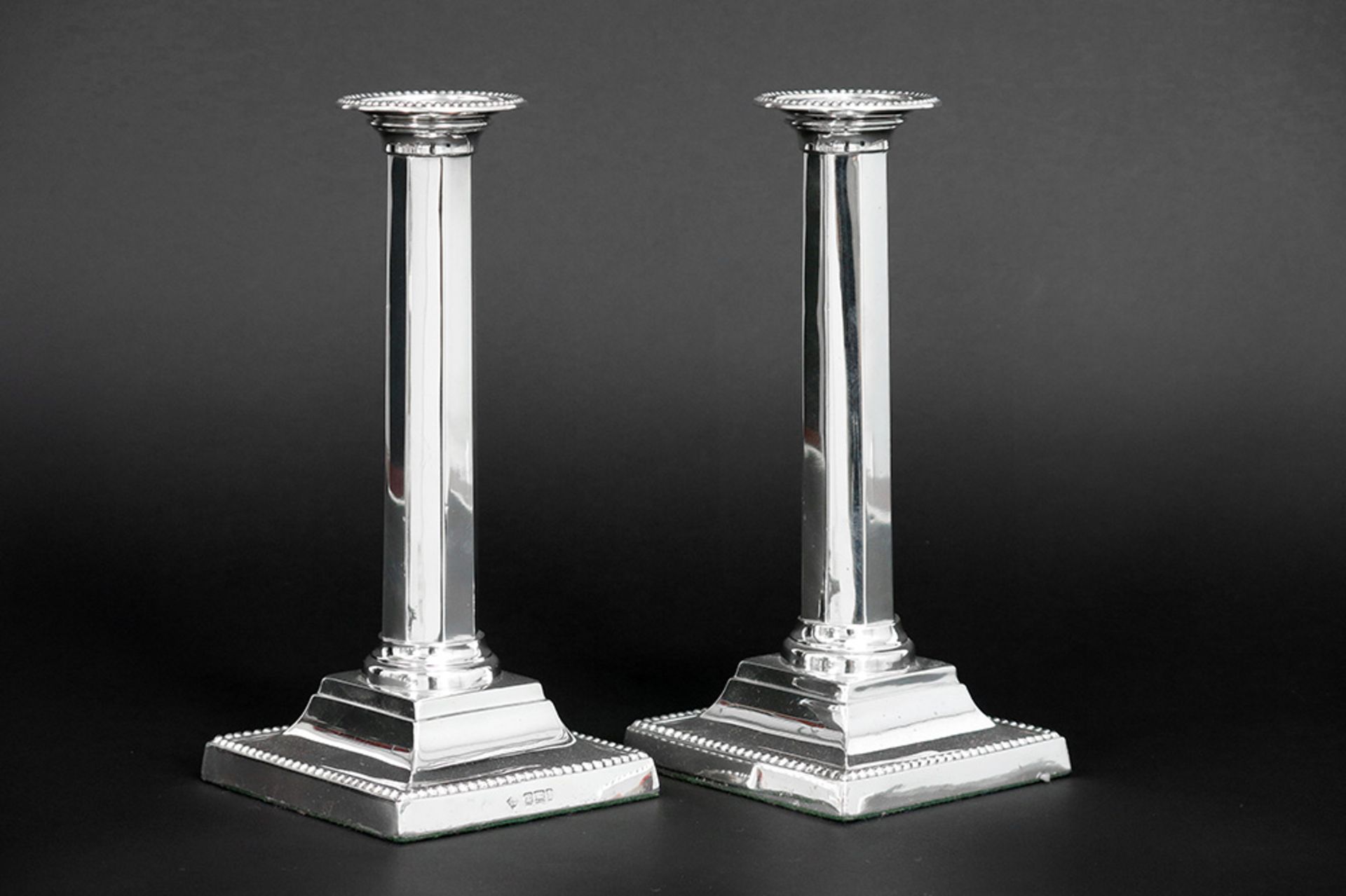 pair of antique candlesticks in marked and signed silver || MARTIN & HALL mooi paar antieke