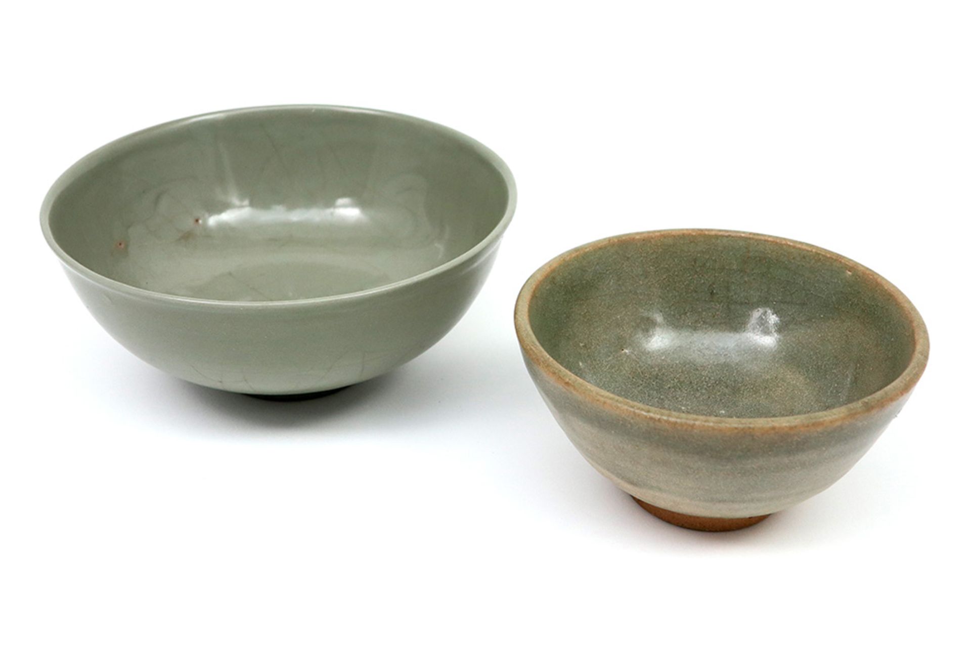 two antique oriental celadon bowls, one probably 15th/16th Cent. Siamese Phan || Lot van twee - Image 2 of 6