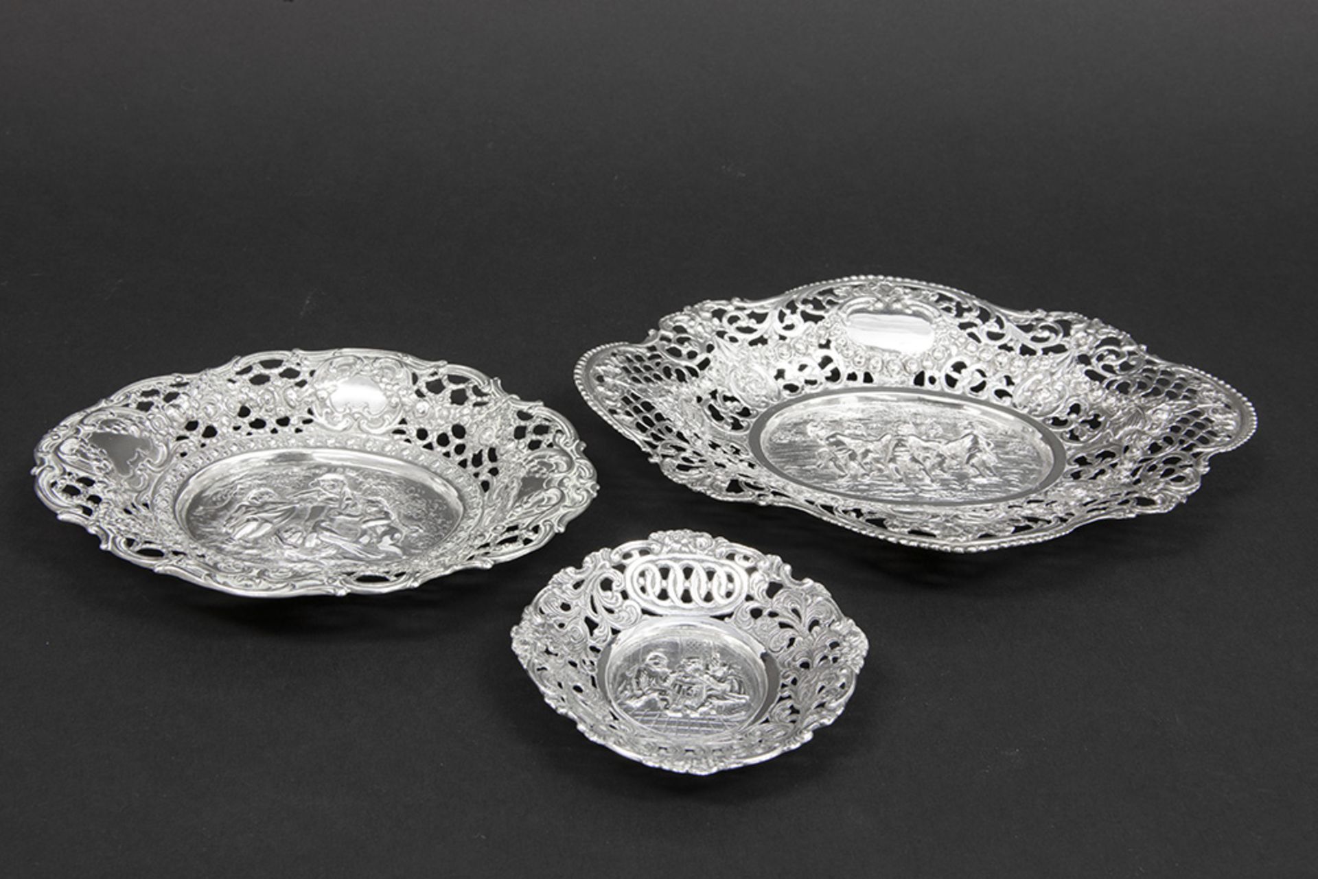 three small dishes in silver || Drie schaaltjes met geajoureerde rand in massief zilver - - Bild 2 aus 3