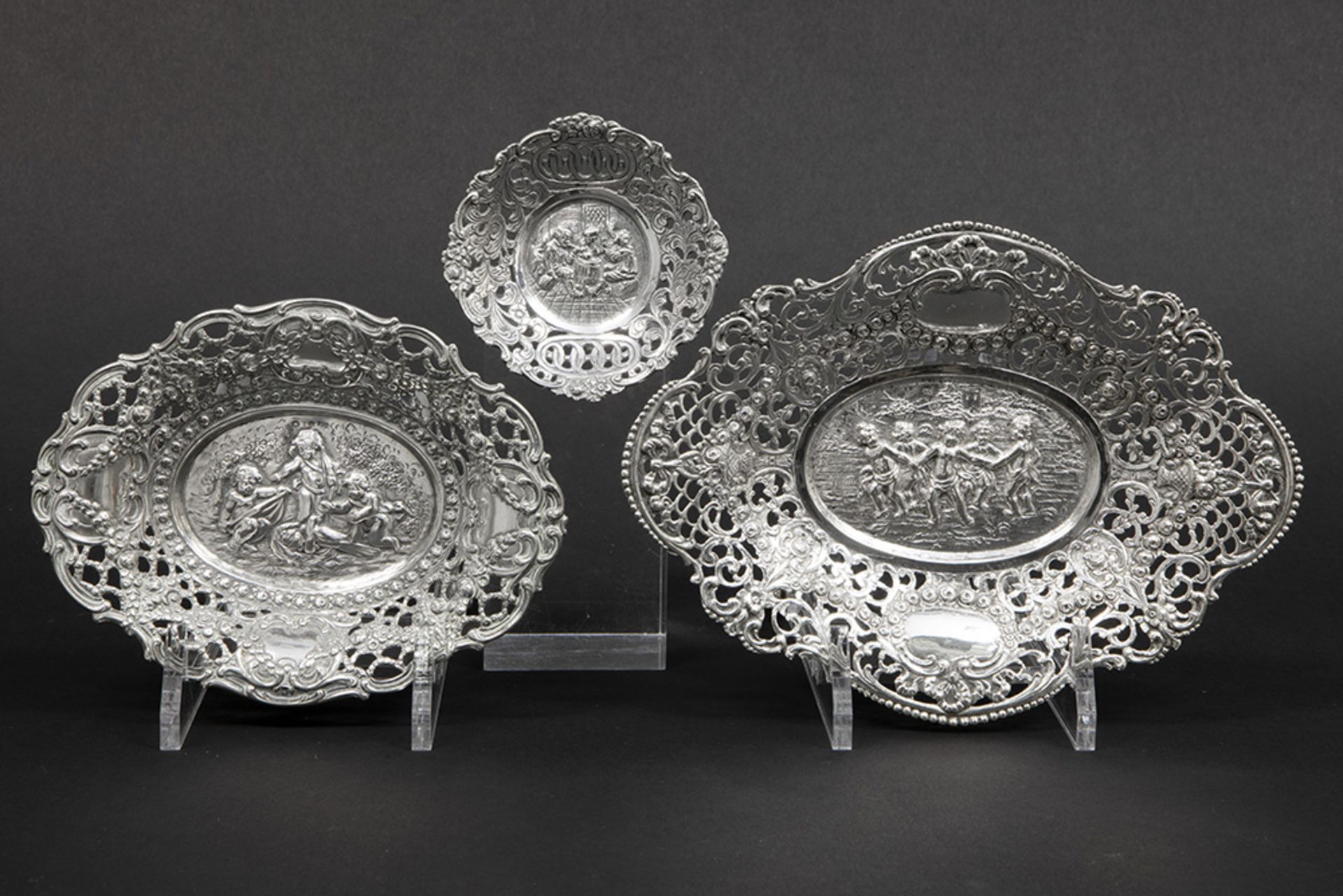 three small dishes in silver || Drie schaaltjes met geajoureerde rand in massief zilver -