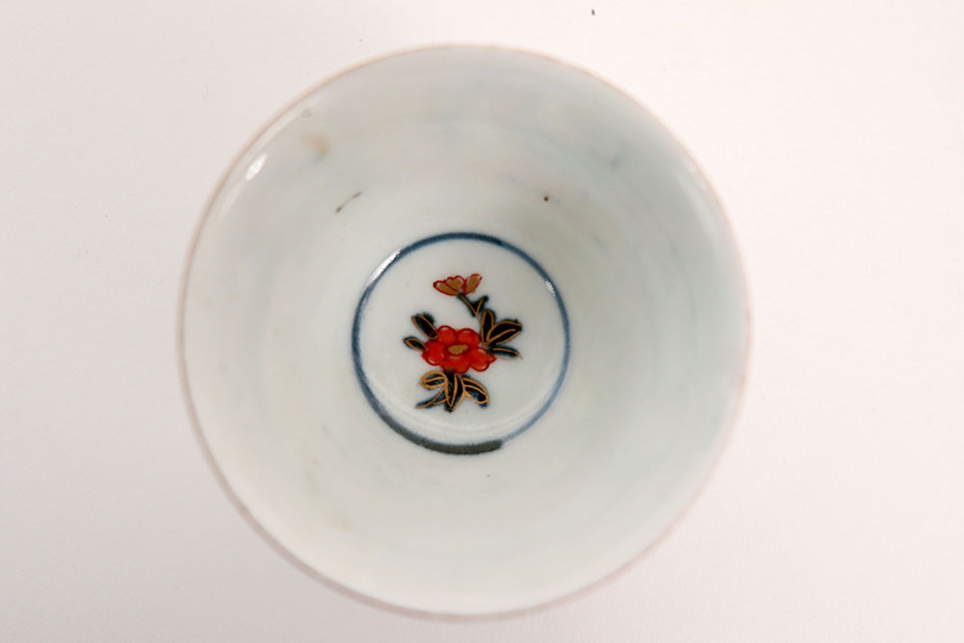series of six 18th Cent. Chinese sets of cup and saucer in porcelain with Imari decor || Reeks van - Image 4 of 6
