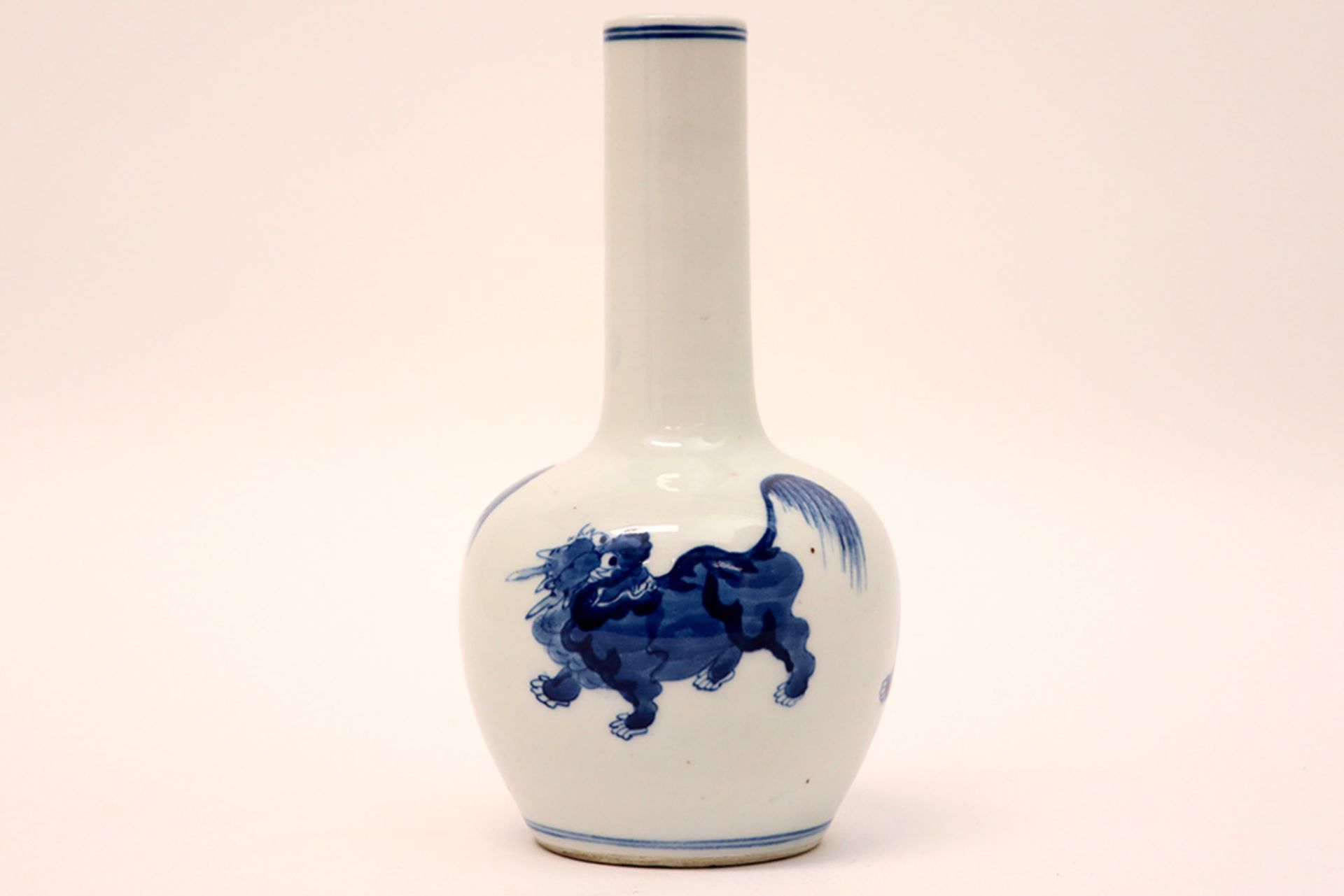 Chinese vase in marked porcelain with blue-white decor with fô dogs || Chinese vaas in gemerkt - Image 4 of 7