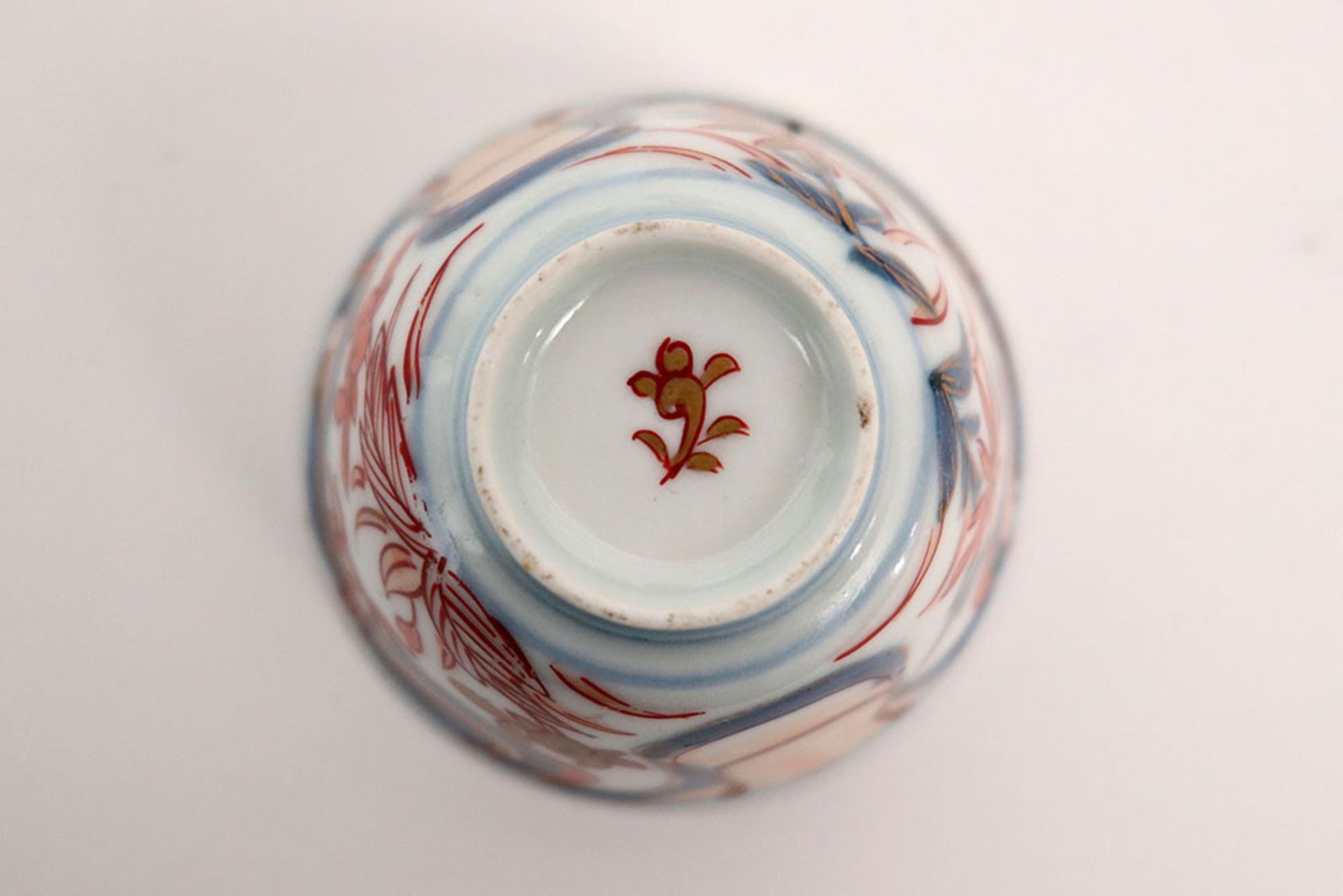 series of six 18th Cent. Chinese sets of cup and saucer in porcelain with Imari decor || Reeks van - Image 3 of 6