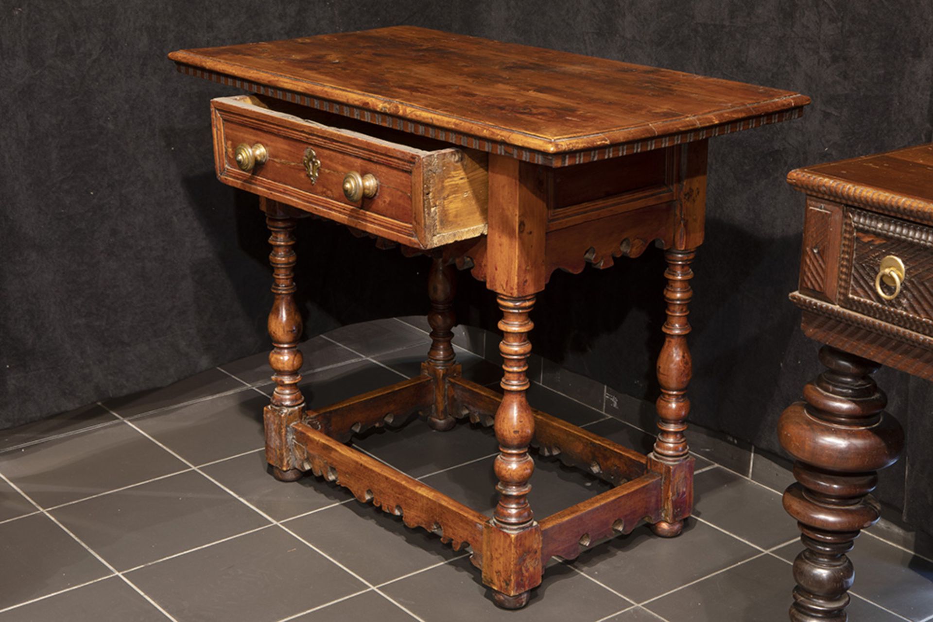 small 17th Cent. Italian table with drawer in walnut || ITALIË - 17° EEUW door het kleine formaat - Bild 2 aus 2