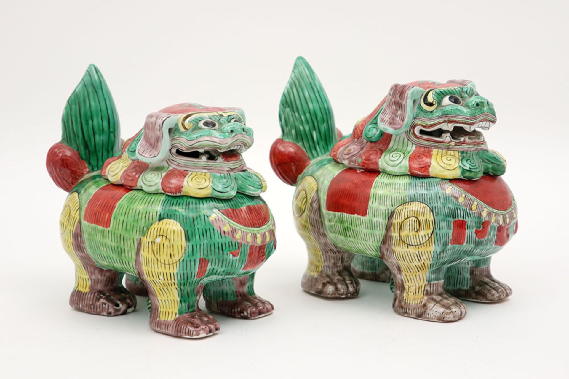 pair of Chinese fô dog shaped lidded tureens in porcelain with Famille Verte decor || Paar Chinese