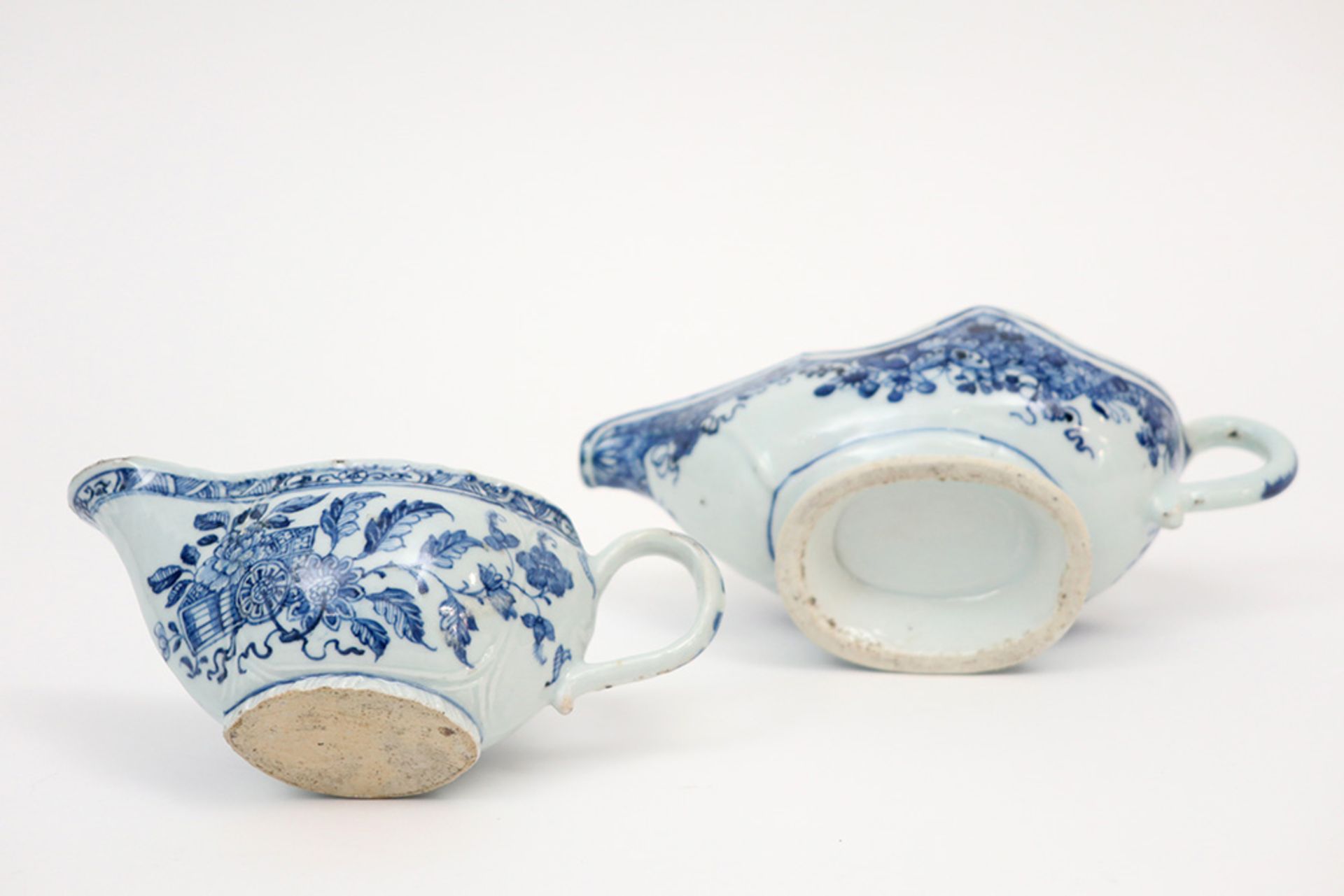 two 18th Cent. Chinese sauce boats in porcelain with blue-white decor || Lot van twee achttiende - Image 3 of 4