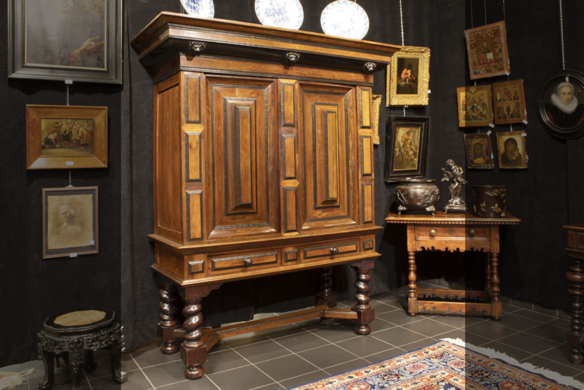 17th/18th Cent. baroque style cabinet op stand in rose-wood and ebony || Zeventiende/achttiende