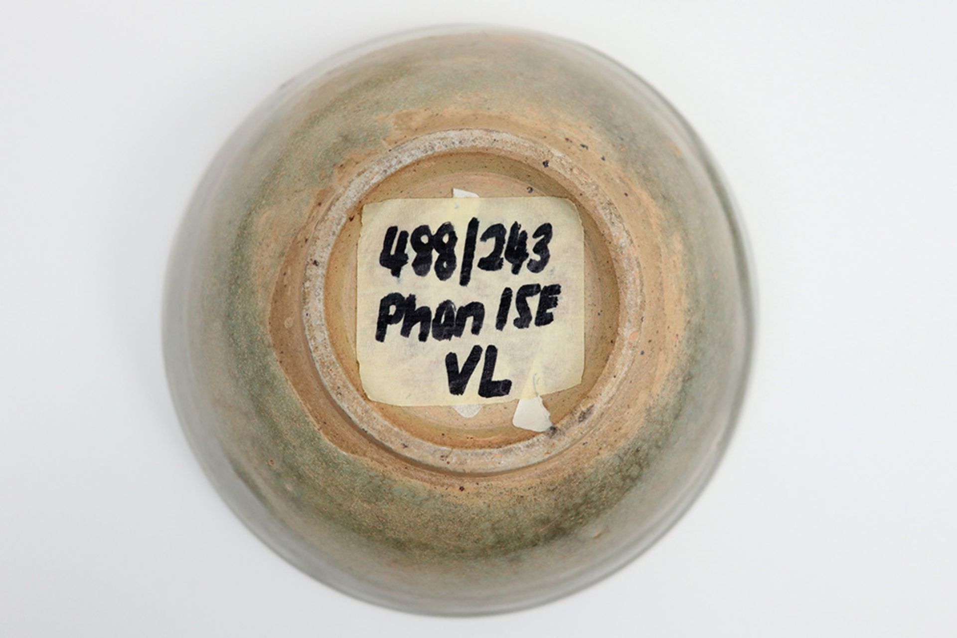 two antique oriental celadon bowls, one probably 15th/16th Cent. Siamese Phan || Lot van twee - Image 6 of 6