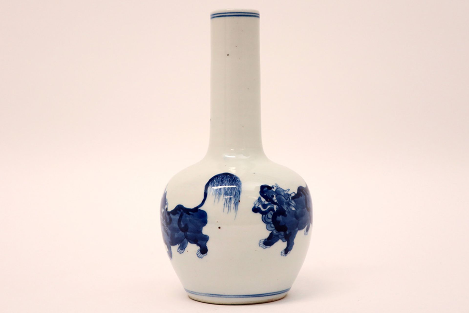 Chinese vase in marked porcelain with blue-white decor with fô dogs || Chinese vaas in gemerkt - Image 2 of 7