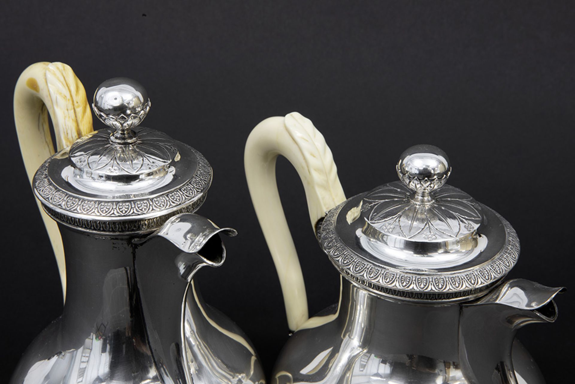 set of an antique coffee- and tea pot (with ivory grips) in marked silver || Set van een antieke - Bild 3 aus 4