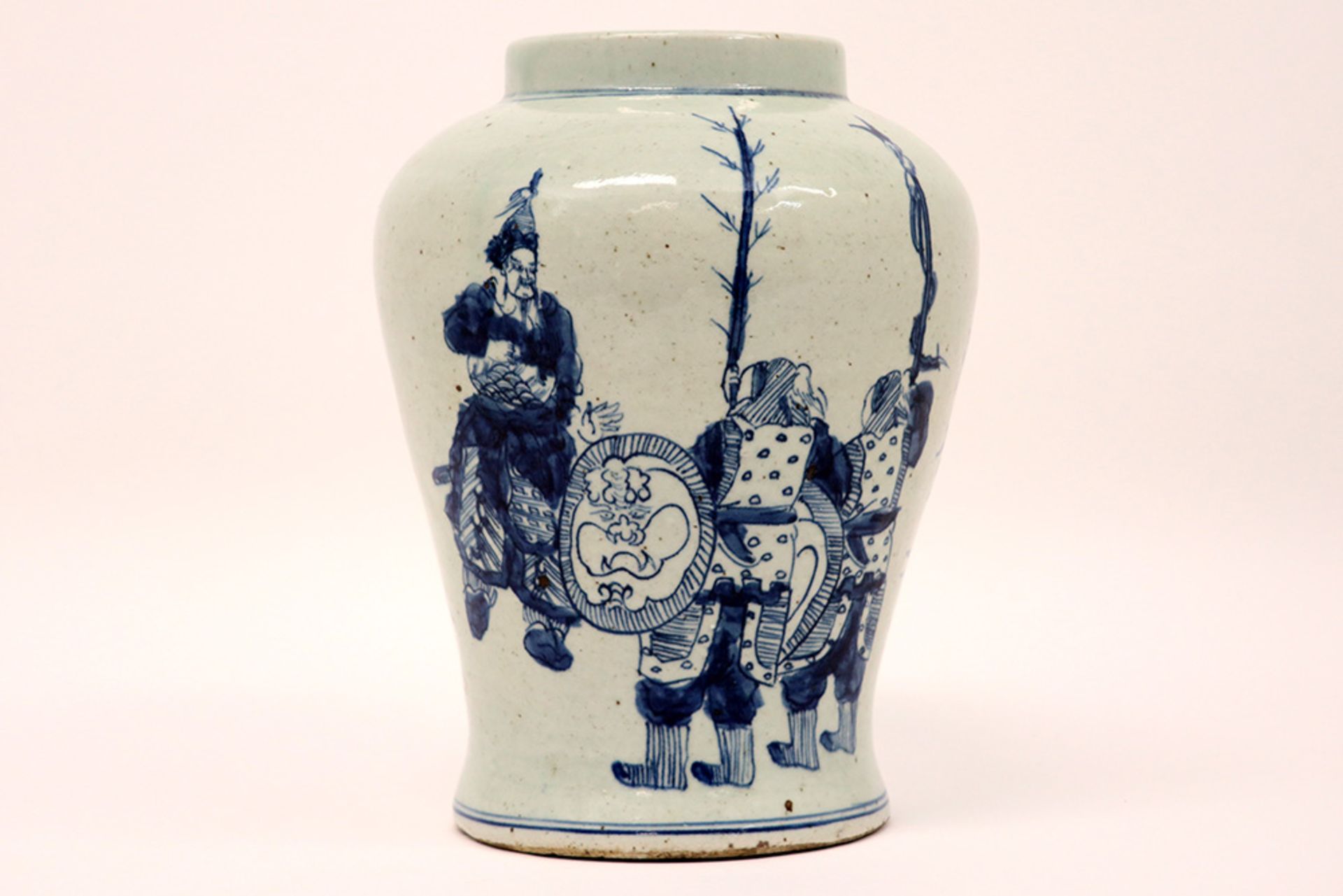 Chinese vase in marked porcelain with a blue-white warriors' decor || Chinese vaas in gemerkt