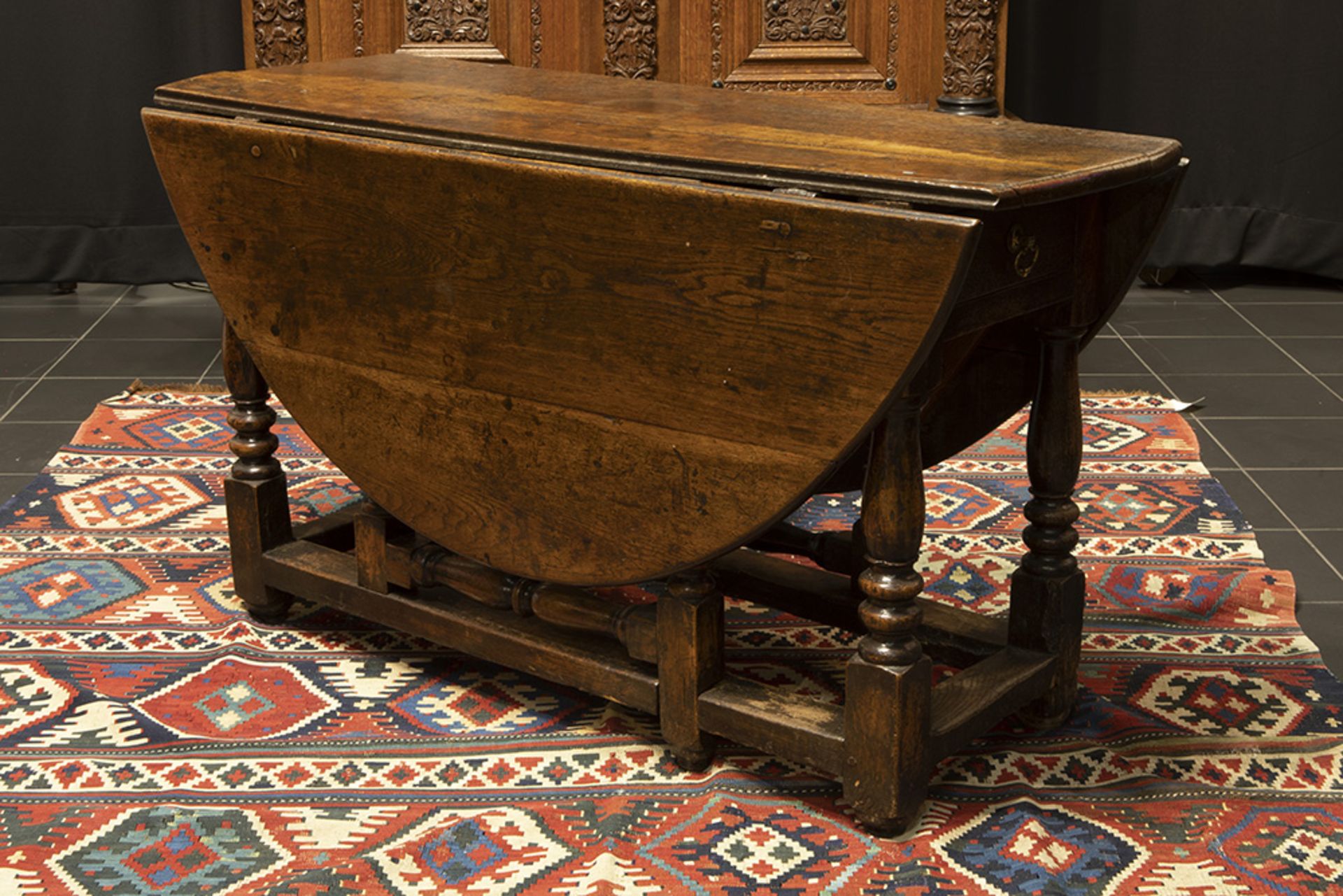 18th Cent. English oak gateleg table with drawer || Goede achttiende eeuwse Engelse gatelegtafel met - Image 2 of 2