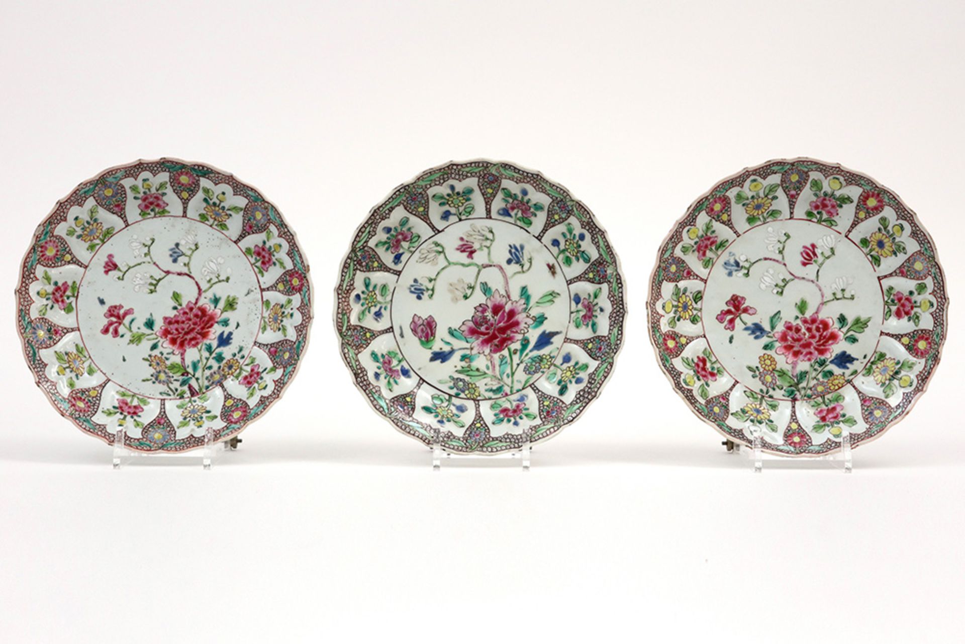 set of three 18th Cent. Chinese dishes in porcelain with a 'Famille Rose' flowers decor || Set van