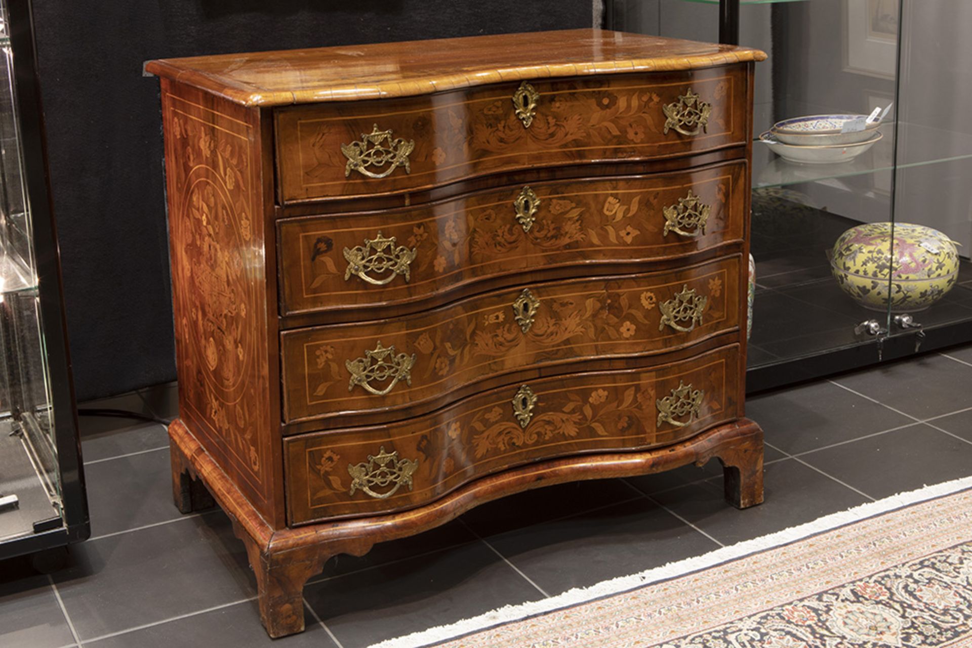antique Dutch marquetry chest of drawers || Antieke Hollandse commode met dubbel gegalbeerd front in