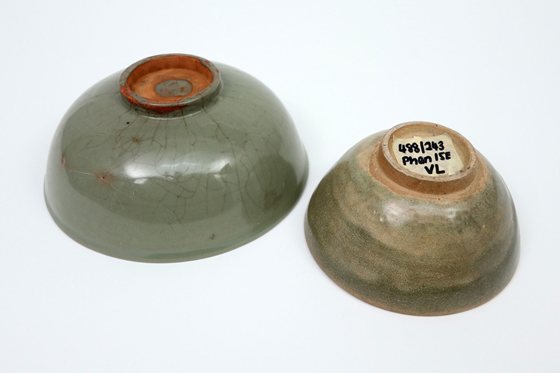 two antique oriental celadon bowls, one probably 15th/16th Cent. Siamese Phan || Lot van twee - Image 3 of 6